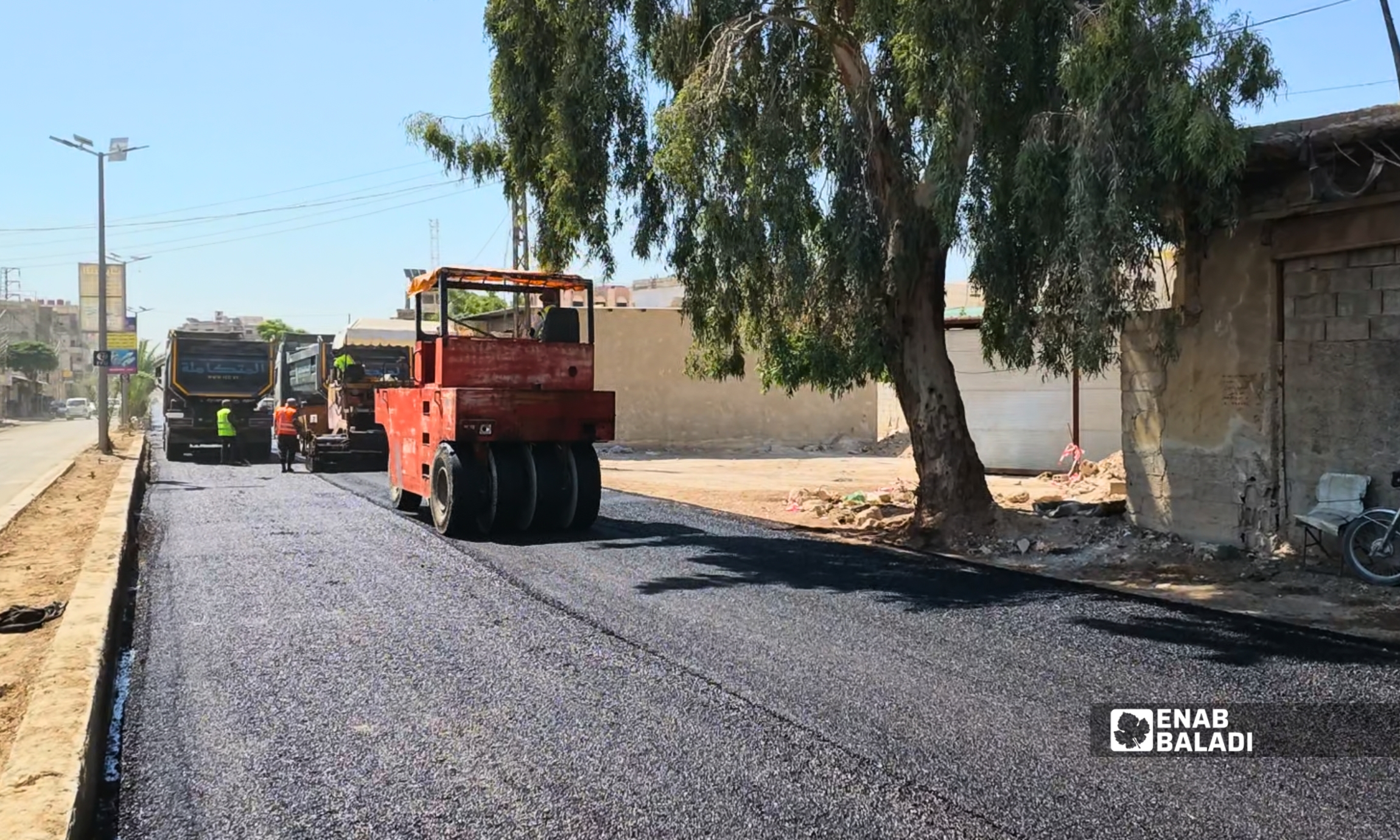 أعمال تزفيت شارع الكورنيش في مدينة داريا 