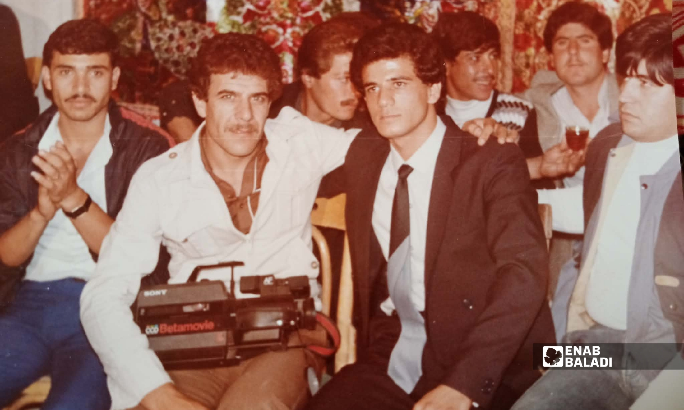 محمد كامل مع مصور الأعراس رضوان مناوي عام 1986 (عنب بلدي - أرشيف محمد كامل)