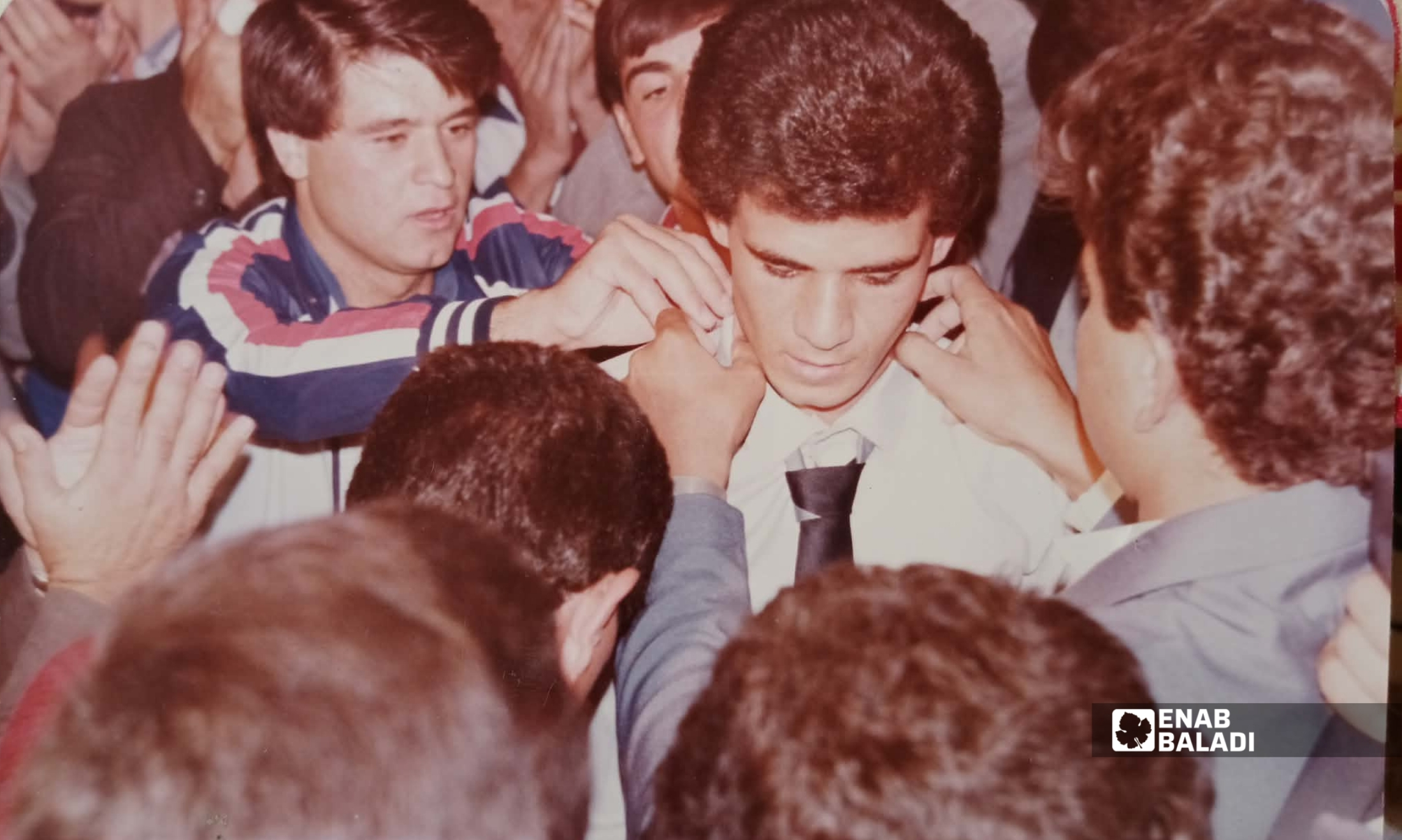 «تلبيس العريس» خلال زفاف محمد كامل في داريا عام 1986 (عنب بلدي - أرشيف محمد كامل)