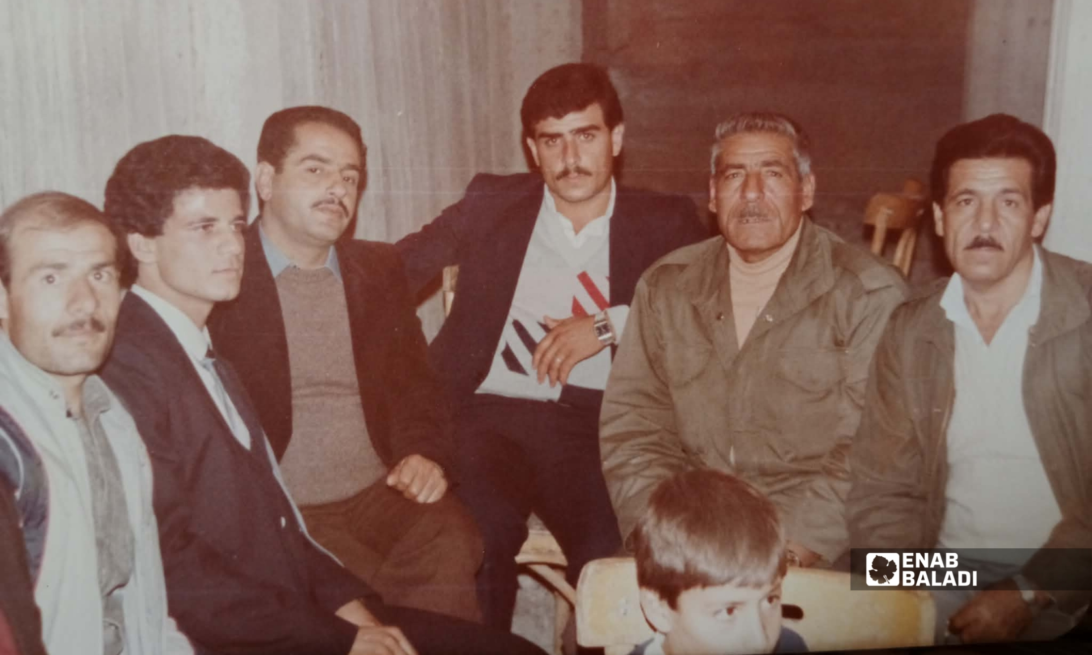 من عرس محمد كامل «أبو عبدو» في داريا عام 1986، ويظهر من اليمين: حمدي «أبو كمال»، وإبراهيم كامل «أبو حسين»، ويحيى مراد «أبو مروان»، وتيسير سيد سليمان «أبو زهير»، ومحمد كامل «أبو عبدو»، وحسين كامل «أبو إبراهيم» (عنب بلدي - أرشيف محمد كامل)