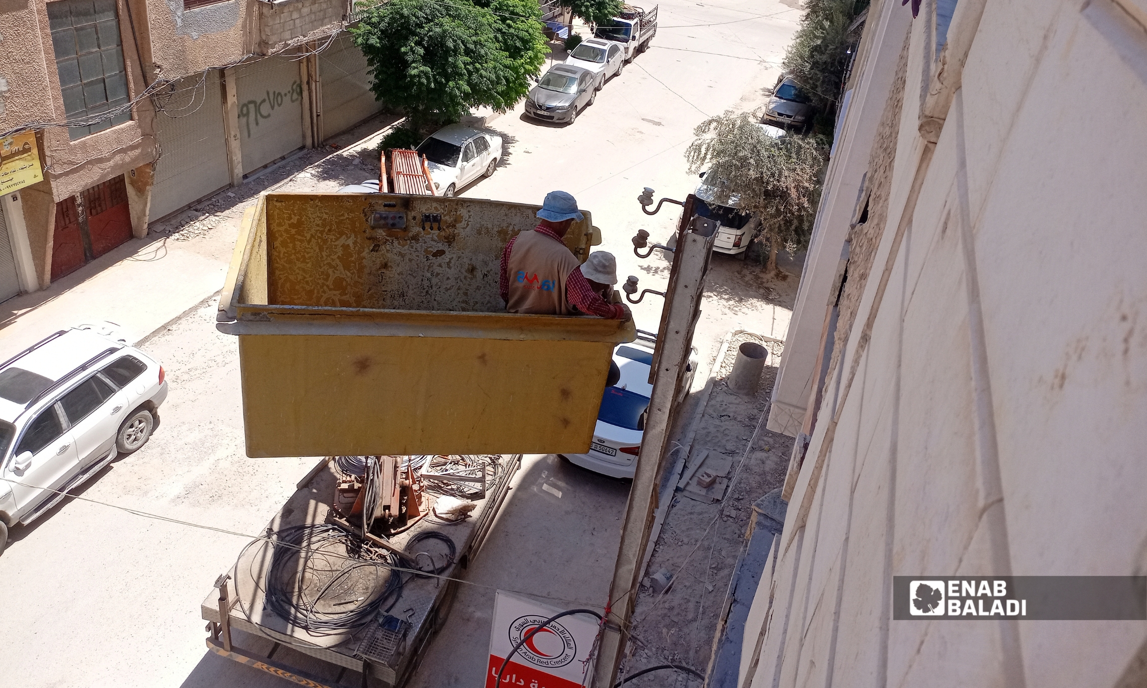 ورشات مديرية الكهرباء تنفذ أعمال توسعة شبكة الكهرباء في منطقة الشاميات بمدينة داريا