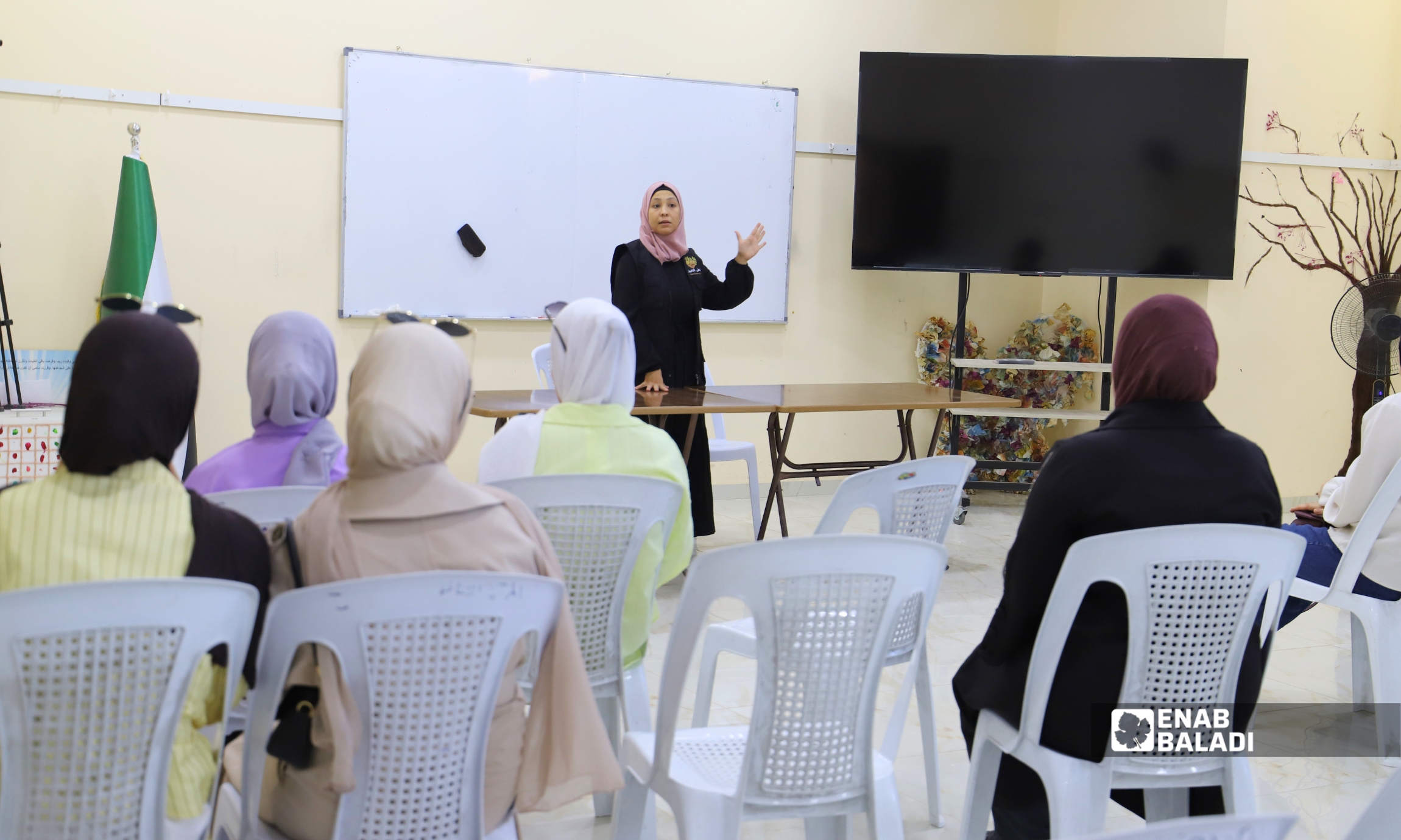 طالبات خلال جلسة للتعريف بالاختصاصات الجامعية في المركز الثقافي بمدينة داريا