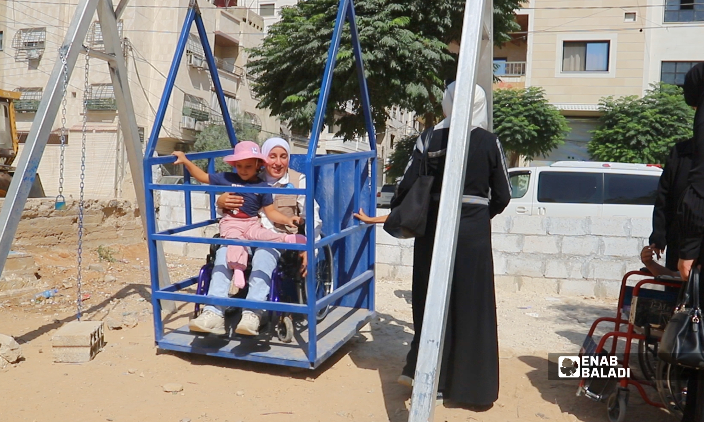 مرجوحة مخصصة للكراسي المتحركة في حديقة المهندسين بمدينة داريا (عنب بلدي)