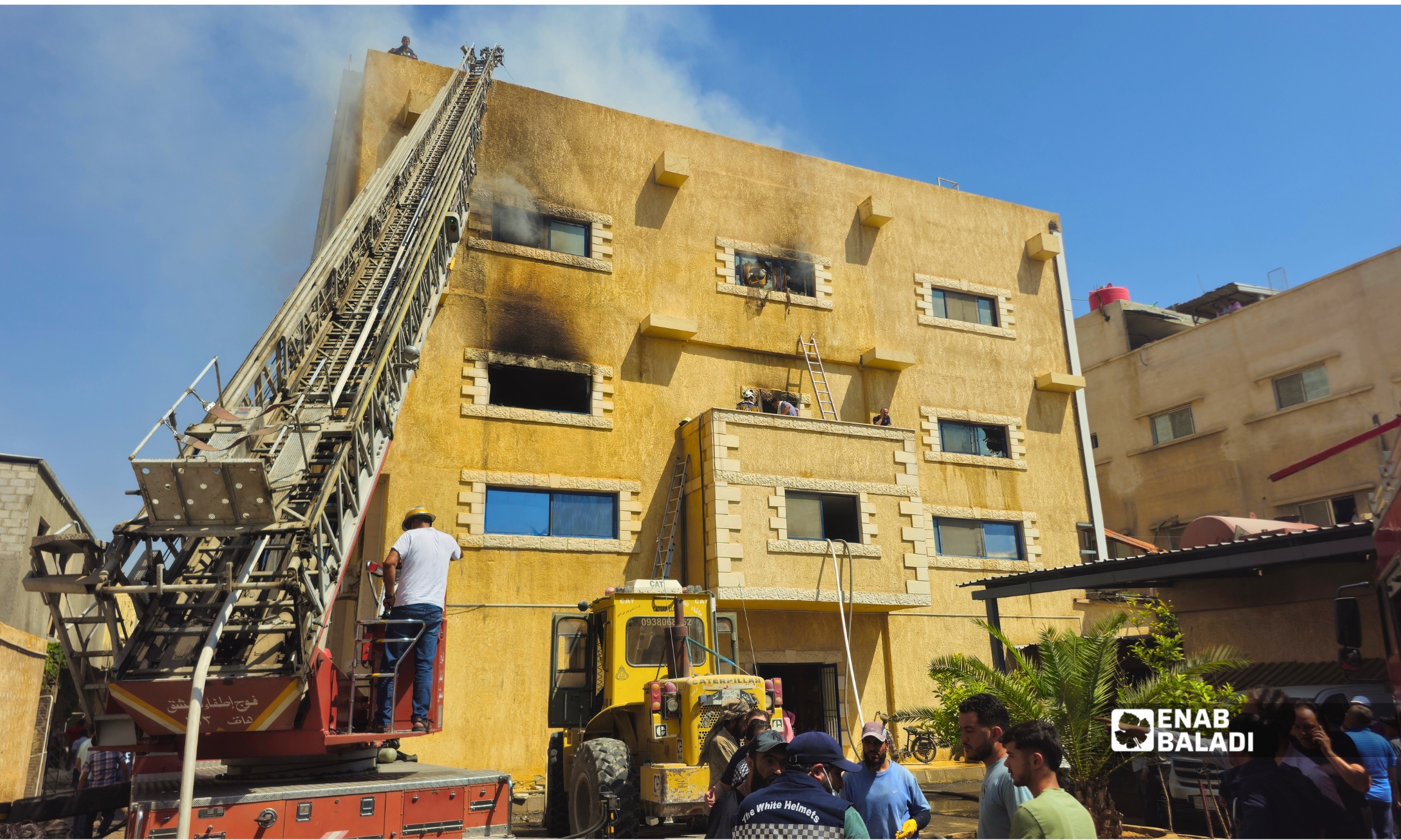 فرق الدفاع المدني خلال إخماد حريق مشغل للخياطة على طريق المعامل في مدينة داريا