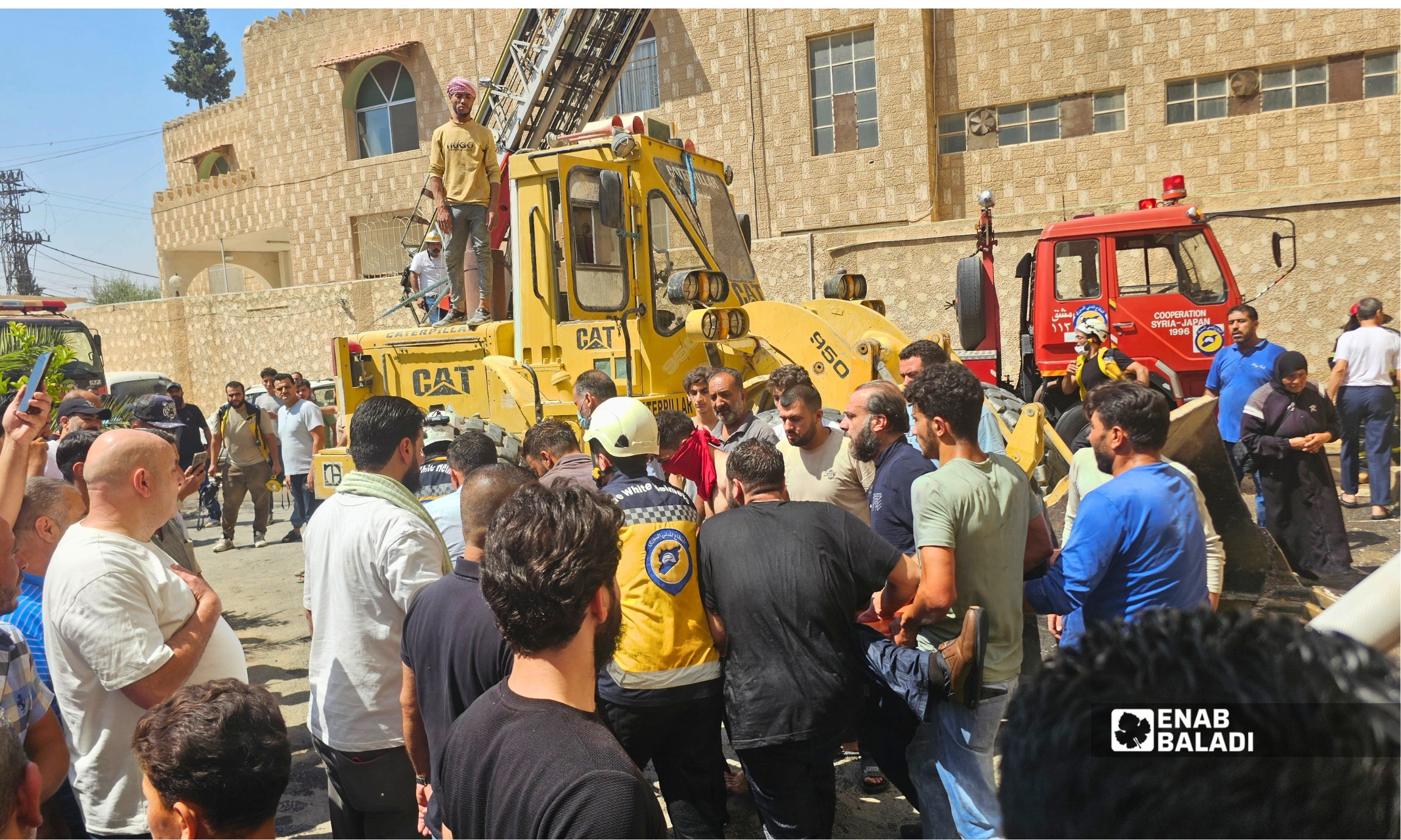 فرق الدفاع المدني خلال إخماد حريق مشغل للخياطة على طريق المعامل في مدينة داريا