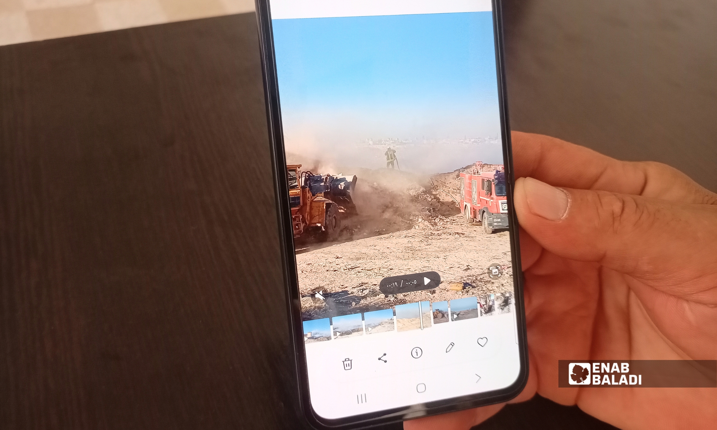 محاولة بلدية داريا إخماد حريق في مكب النفايات بمنطقة الخليج.