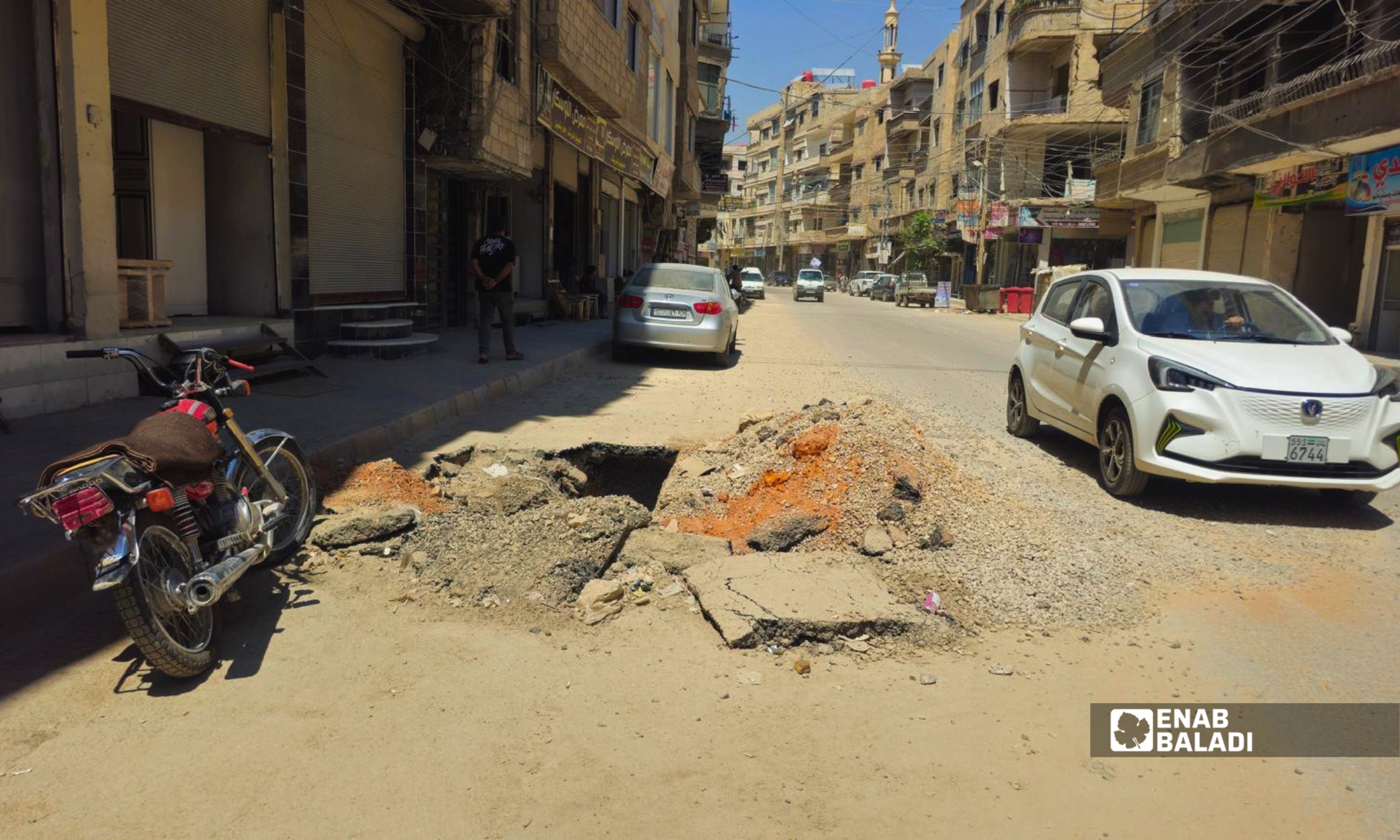 حفرة خلفتها أعمال تمديد الكبل الضوئي في شارع الثورة بمدينة داريا