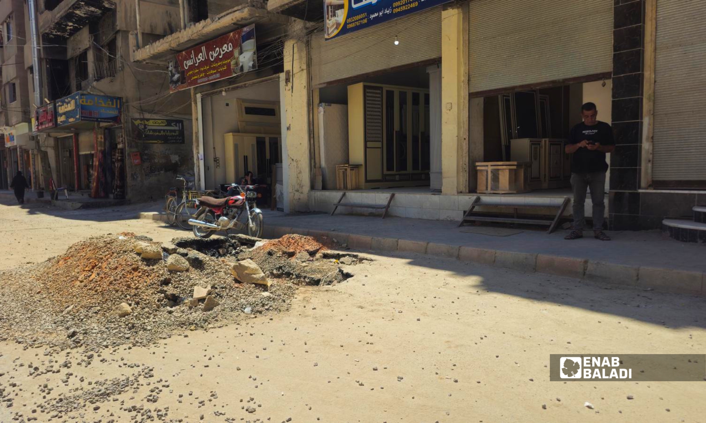 حفرة خلفتها أعمال تمديد الكبل الضوئي في شارع الثورة بمدينة داريا
