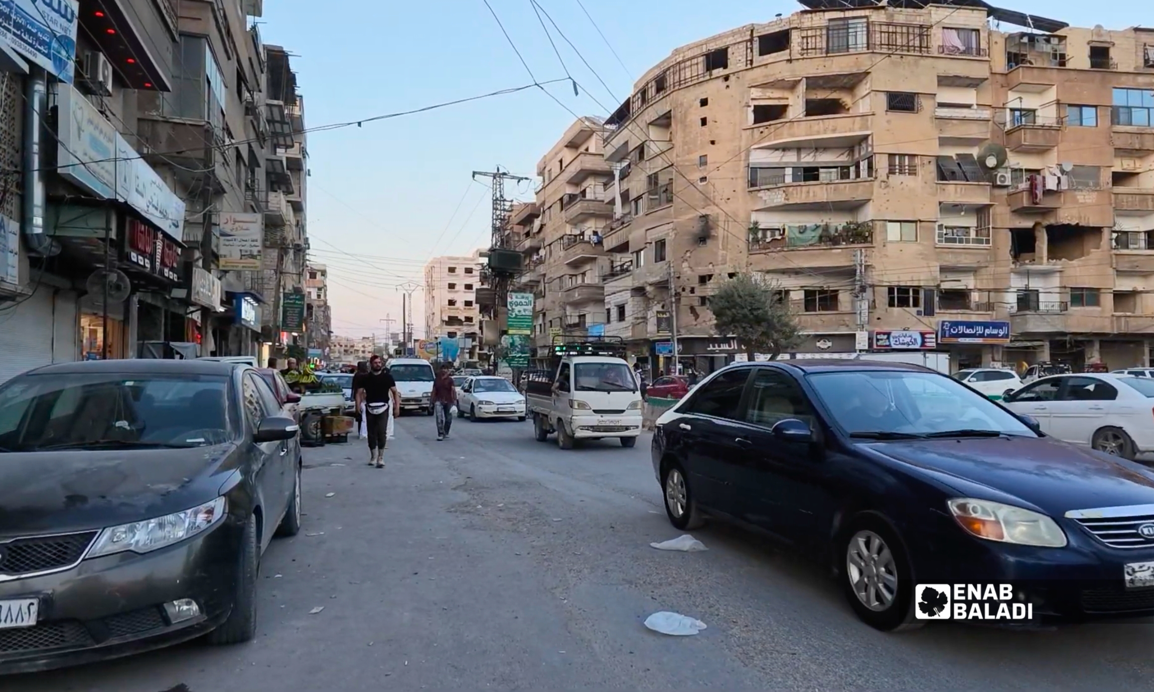 حركة السيارات والدراجات النارية في أحد شوارع مدينة داريا