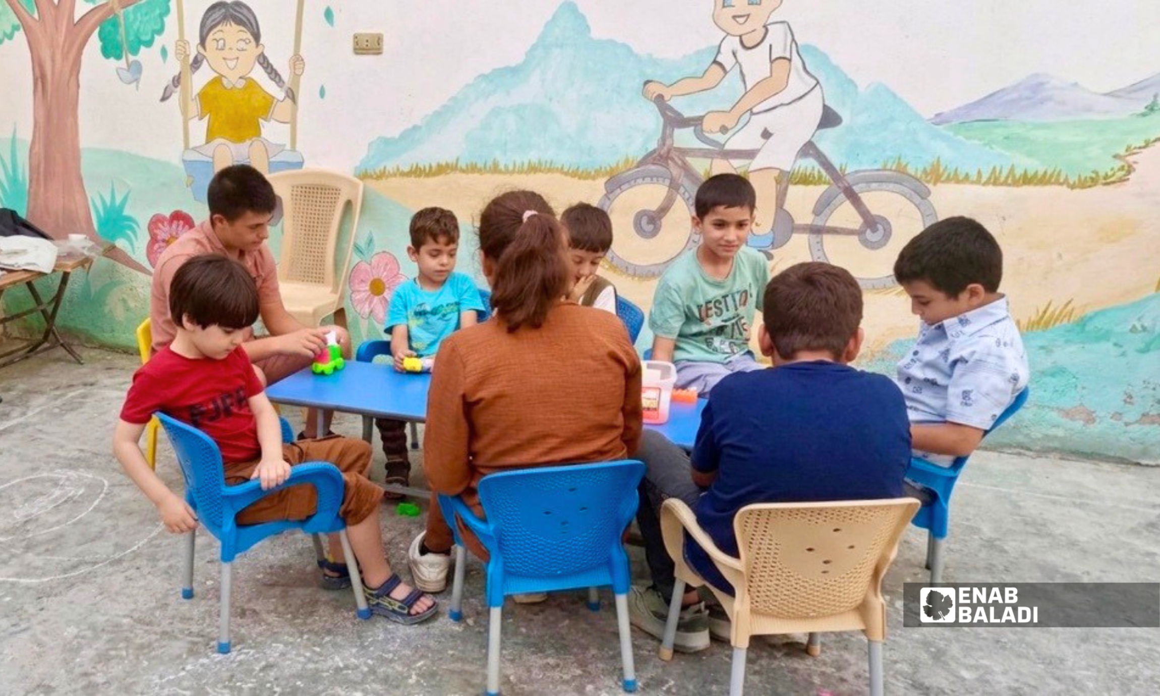 أطفال خلال جلسة دعم نمائي وتعليمي في مدينة داريا 