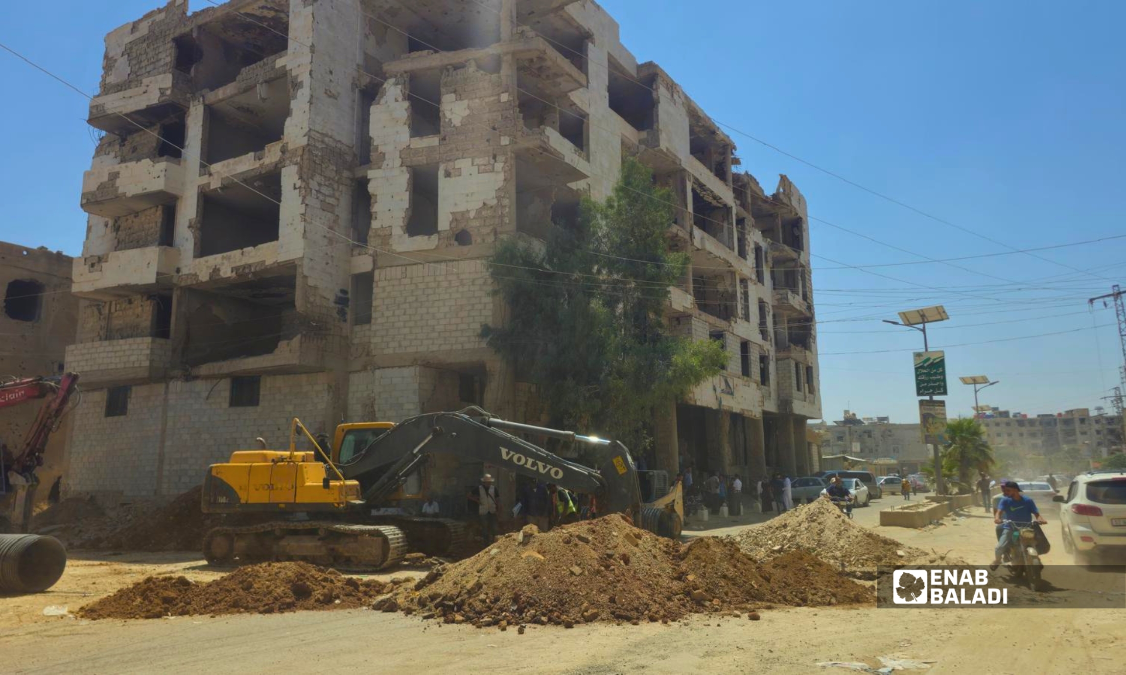 أعمال إنشاء غرفة تفتيش لشبكة الصرف الصحي قرب مبنى المالية في مدينة داريا 