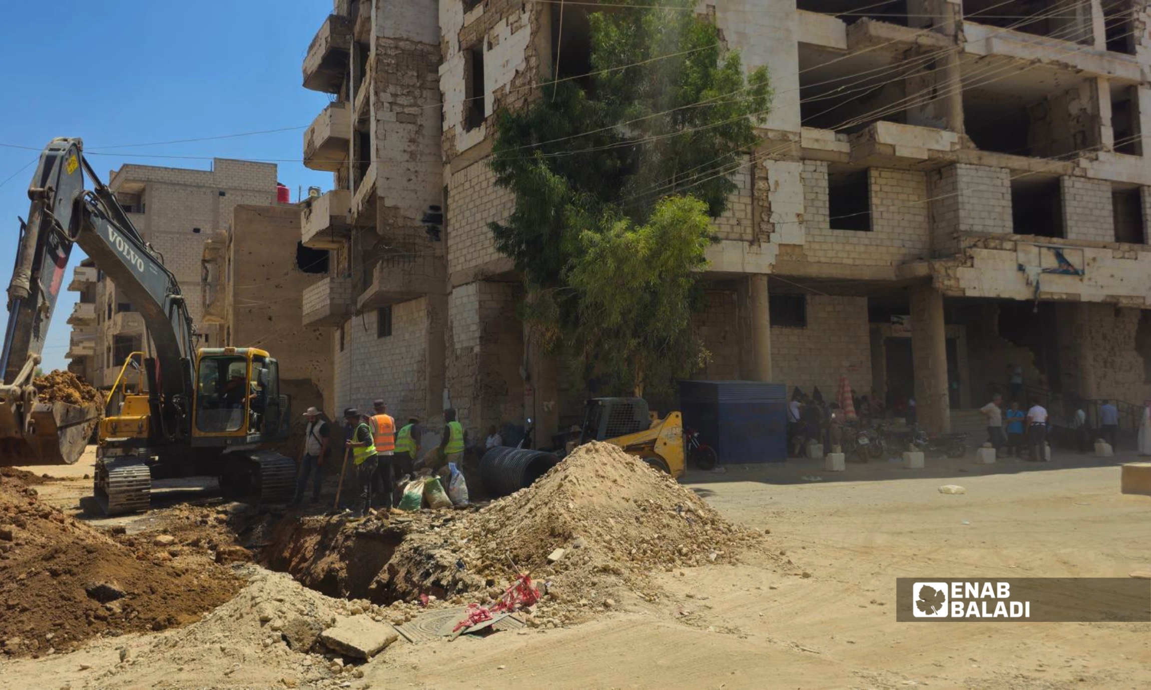 أعمال إنشاء غرفة تفتيش لشبكة الصرف الصحي قرب مبنى المالية في مدينة داريا 
