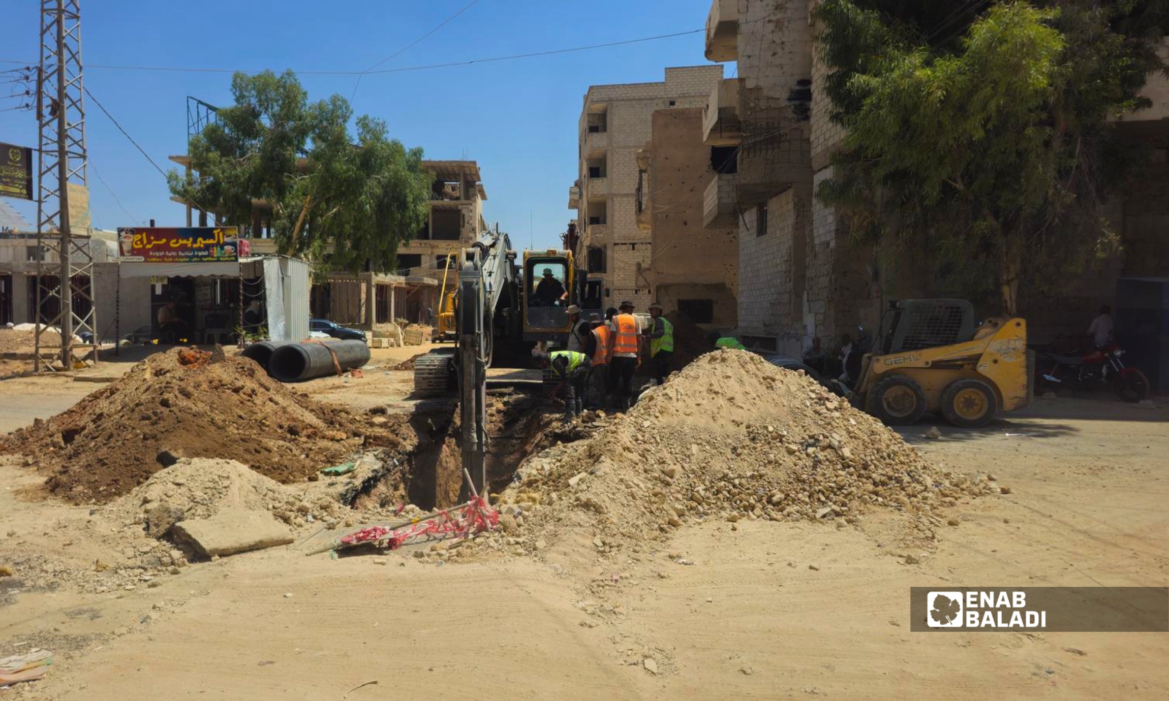 أعمال إنشاء غرفة تفتيش لشبكة الصرف الصحي قرب مبنى المالية في مدينة داريا 