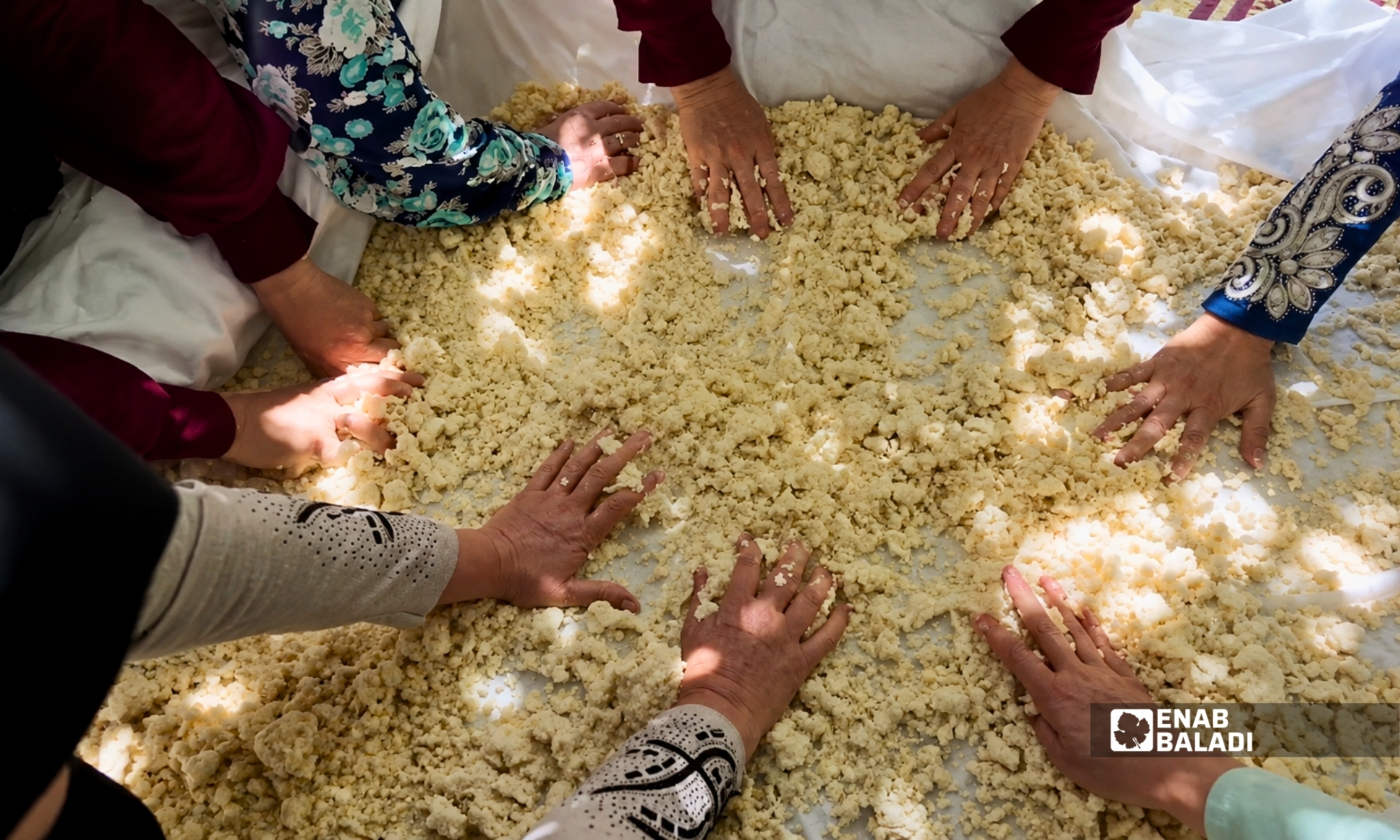 نساء من عائلة في داريا يفركن الكشك يدويًا (عنب بلدي)