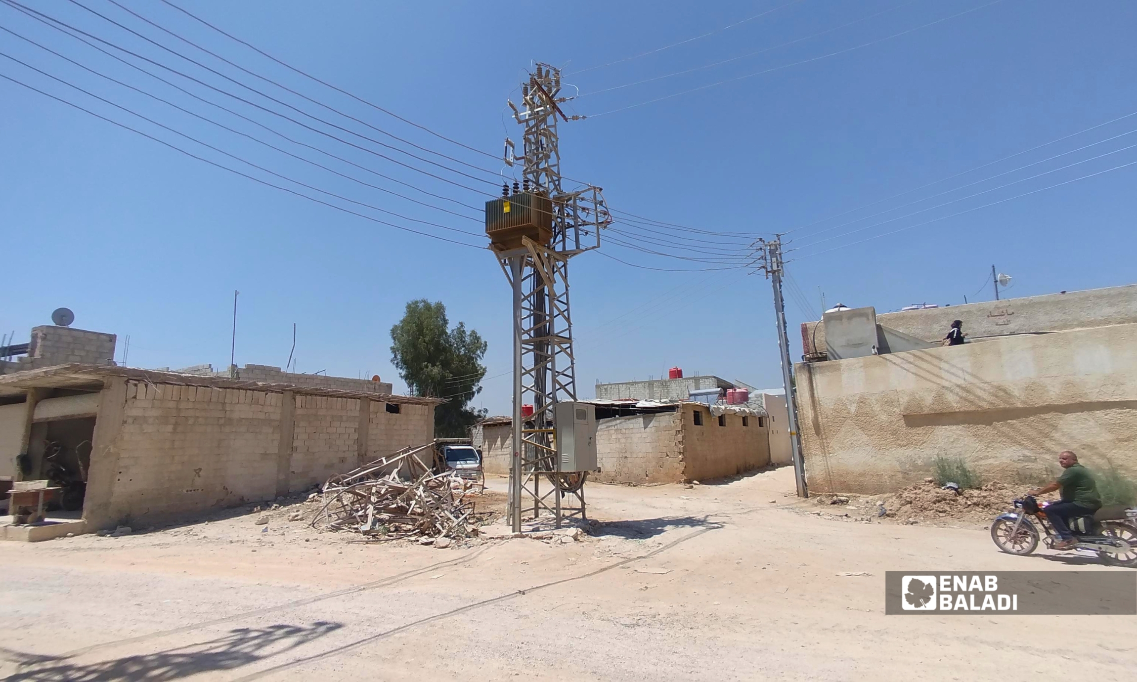أعمدة وخطوط الكهرباء في الشارع الوسطاني بمدينة داريا 