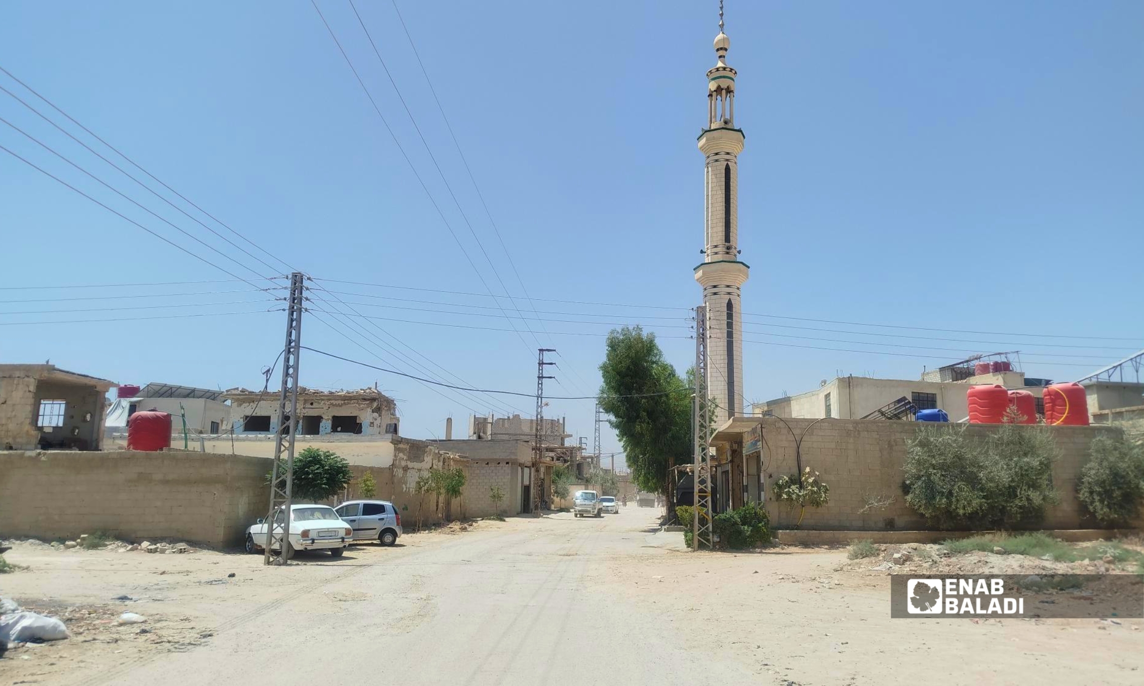 أعمدة وخطوط الكهرباء في الشارع الوسطاني بمدينة داريا