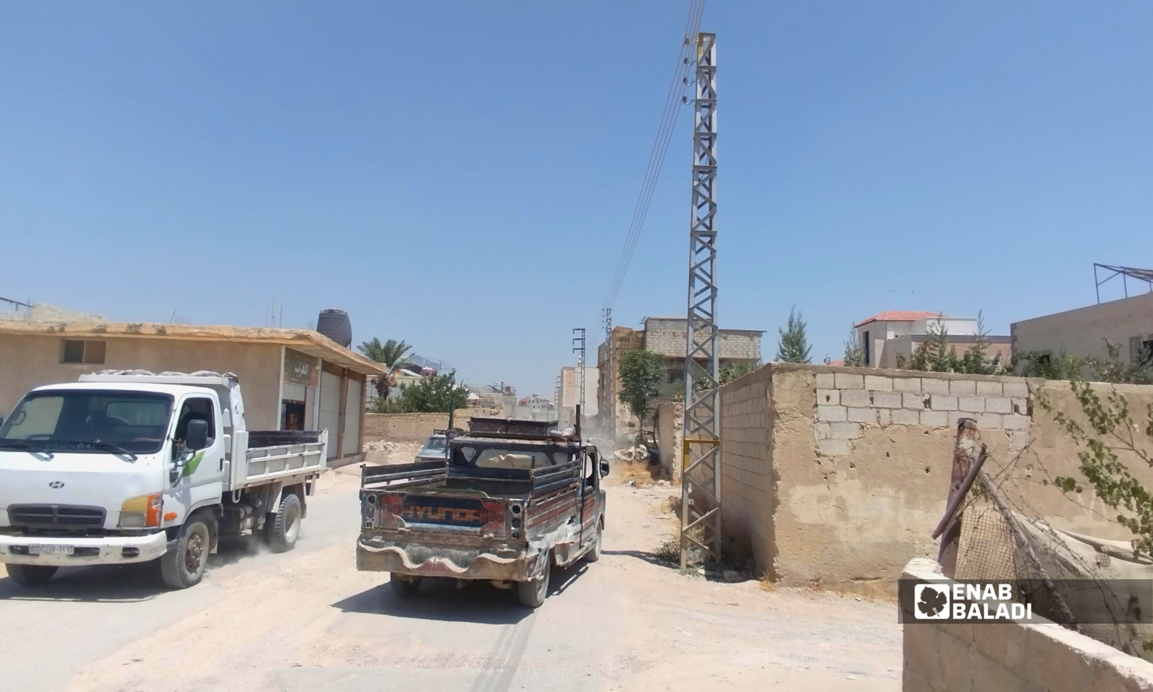 أعمدة وخطوط الكهرباء في الشارع الوسطاني بمدينة داريا