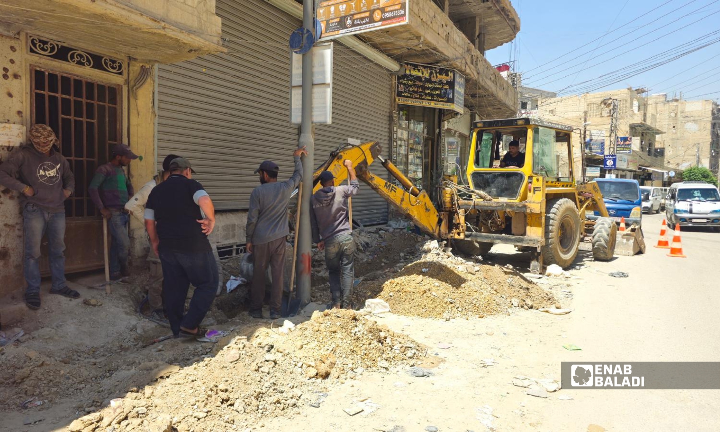 أعمال حفر ضمن مشروع تمديد كبل ألياف ضوئية لتحسين شبكة الاتصالات في مدينة داريا