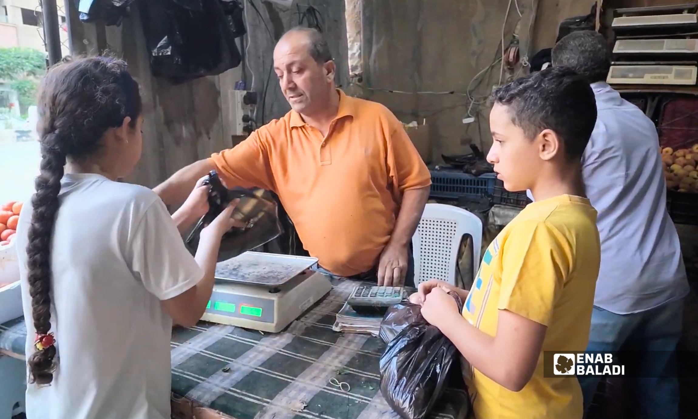 زبائن داخل محل خضري في مدينة داريا