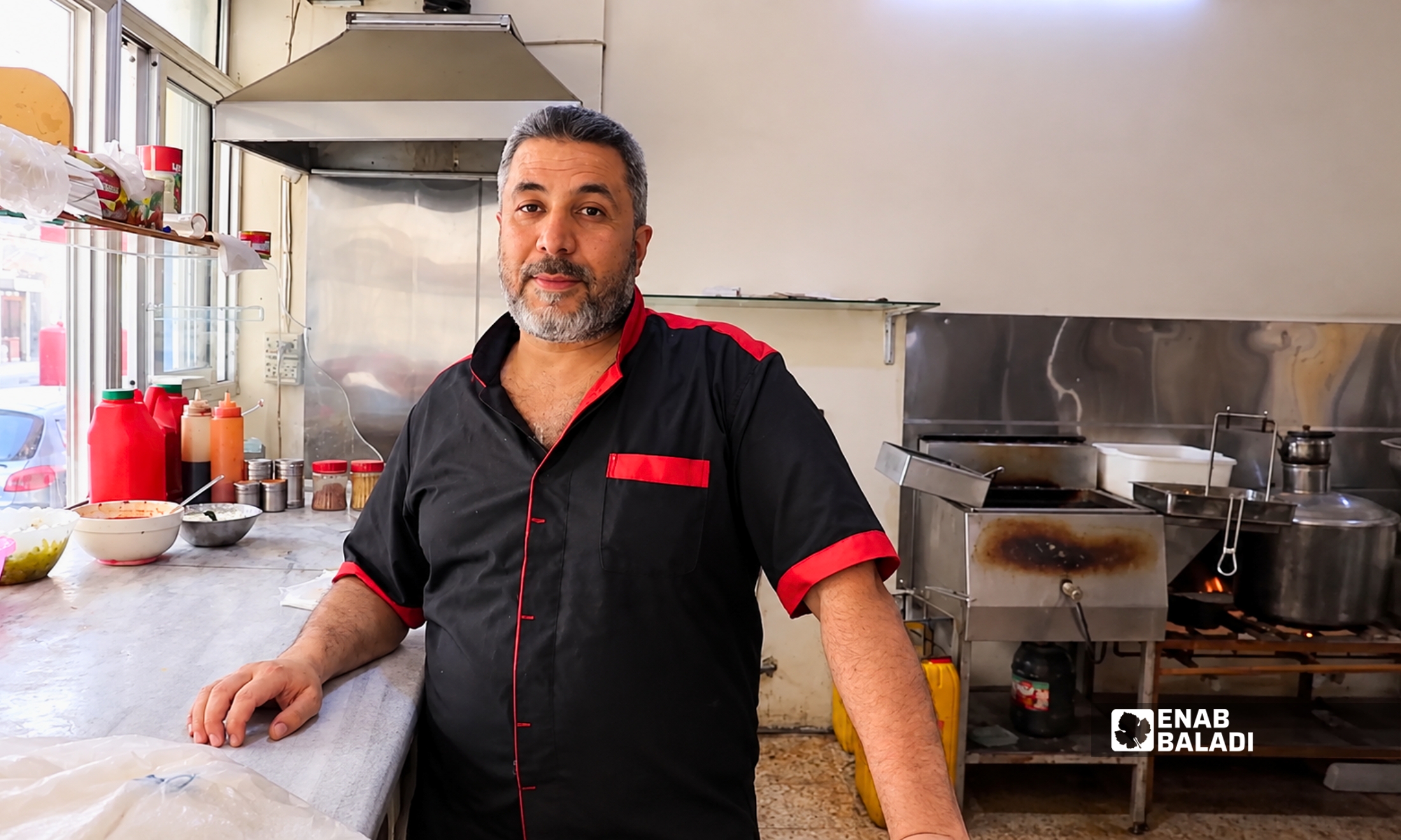 محمد بوبس في محل الفلافل الخاص به في داريا