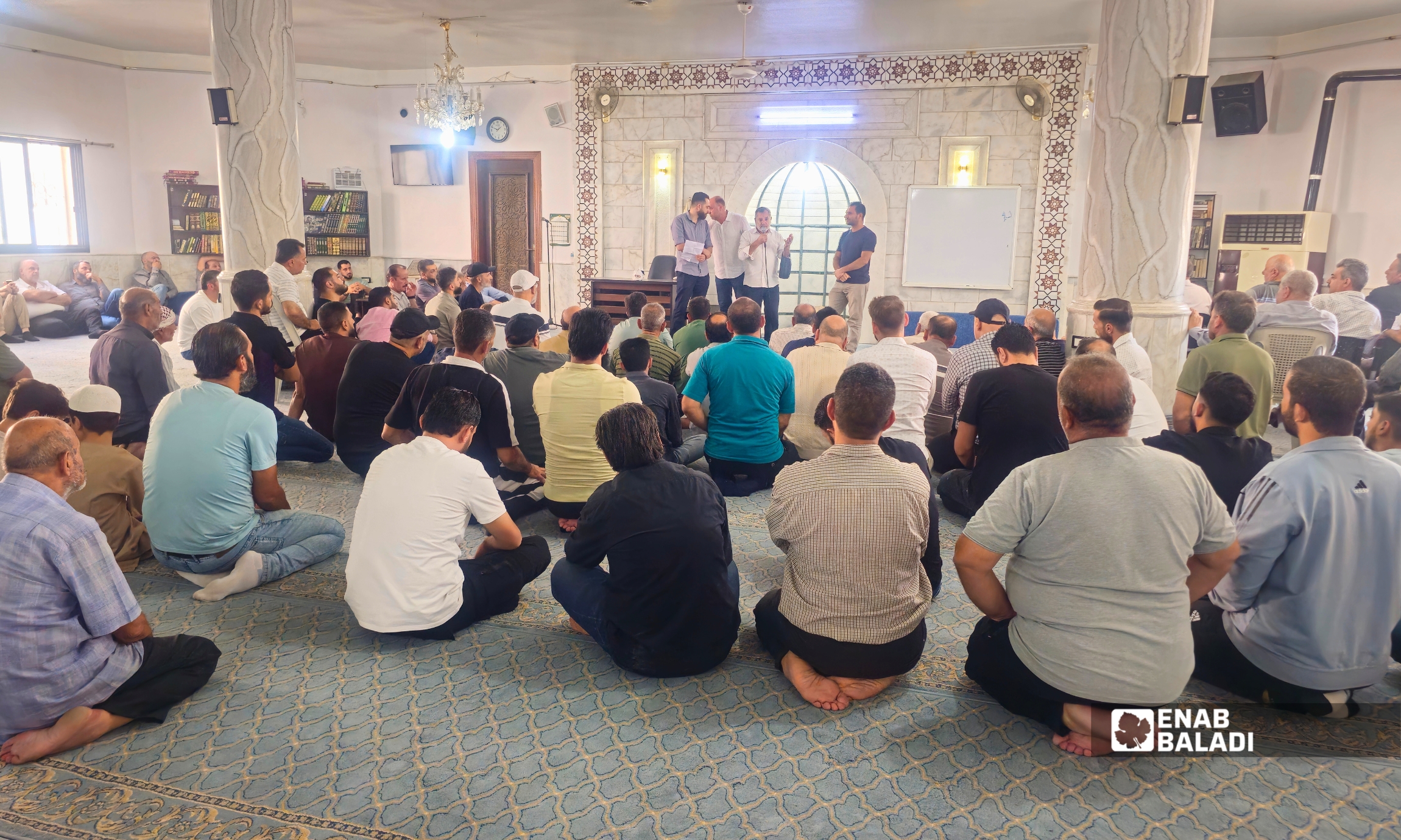جانب من اجتماع أهالي منطقة الخليج لمناقشة مشروع تنظيم أراضيهم، في جامع الحسن والحسين بداريا 