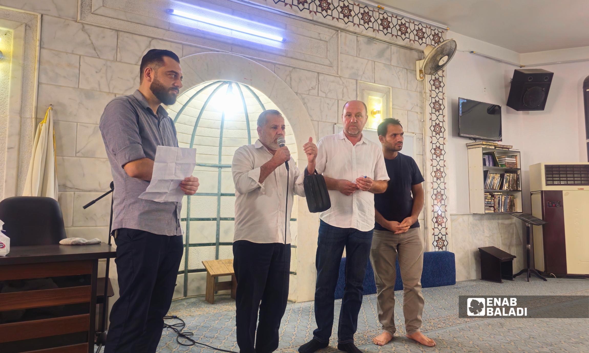 جانب من اجتماع أهالي منطقة الخليج لمناقشة مشروع تنظيم أراضيهم، في جامع الحسن والحسين بداريا 