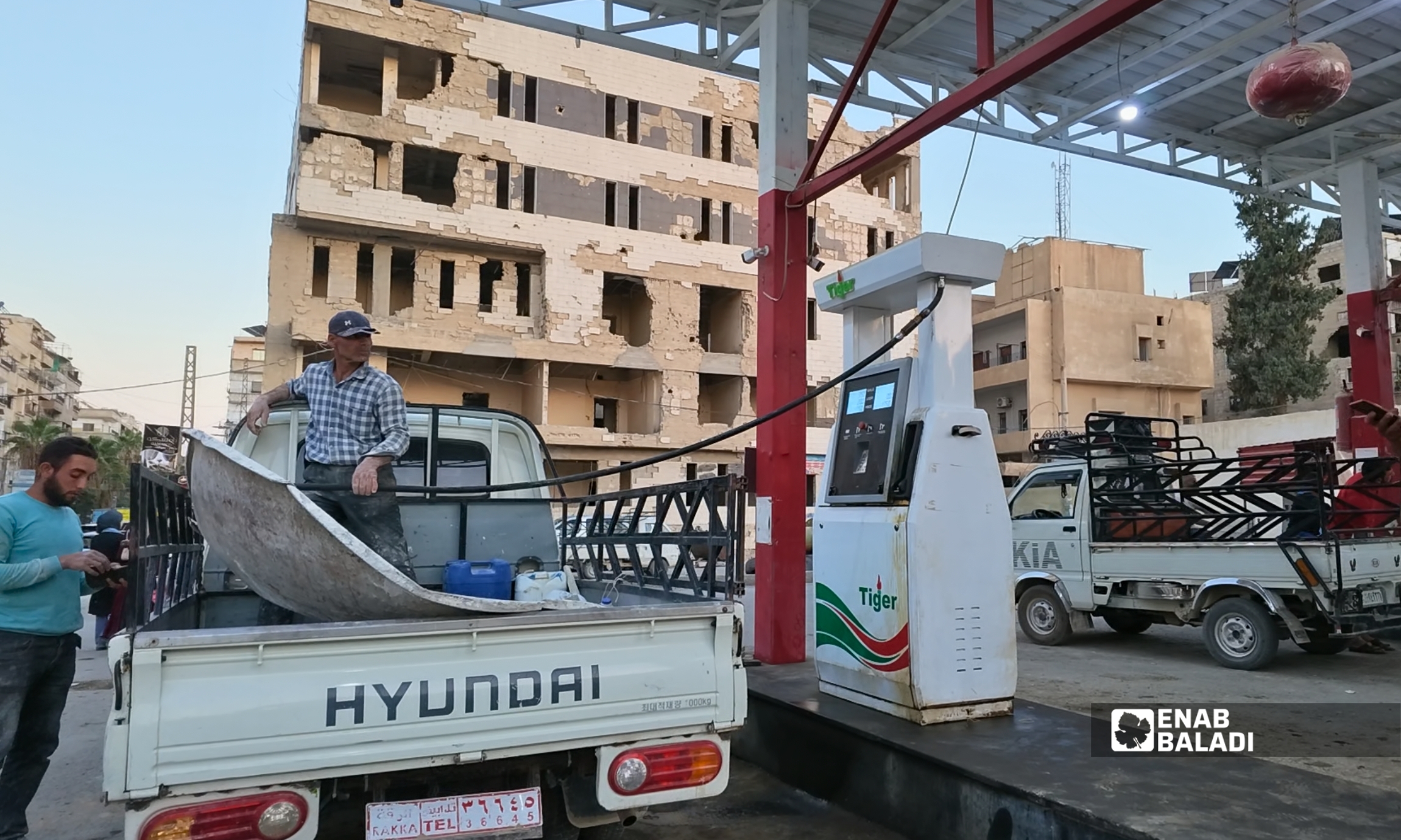 تعبئة المحروقات في إحدى محطات الوقود بمدينة داريا