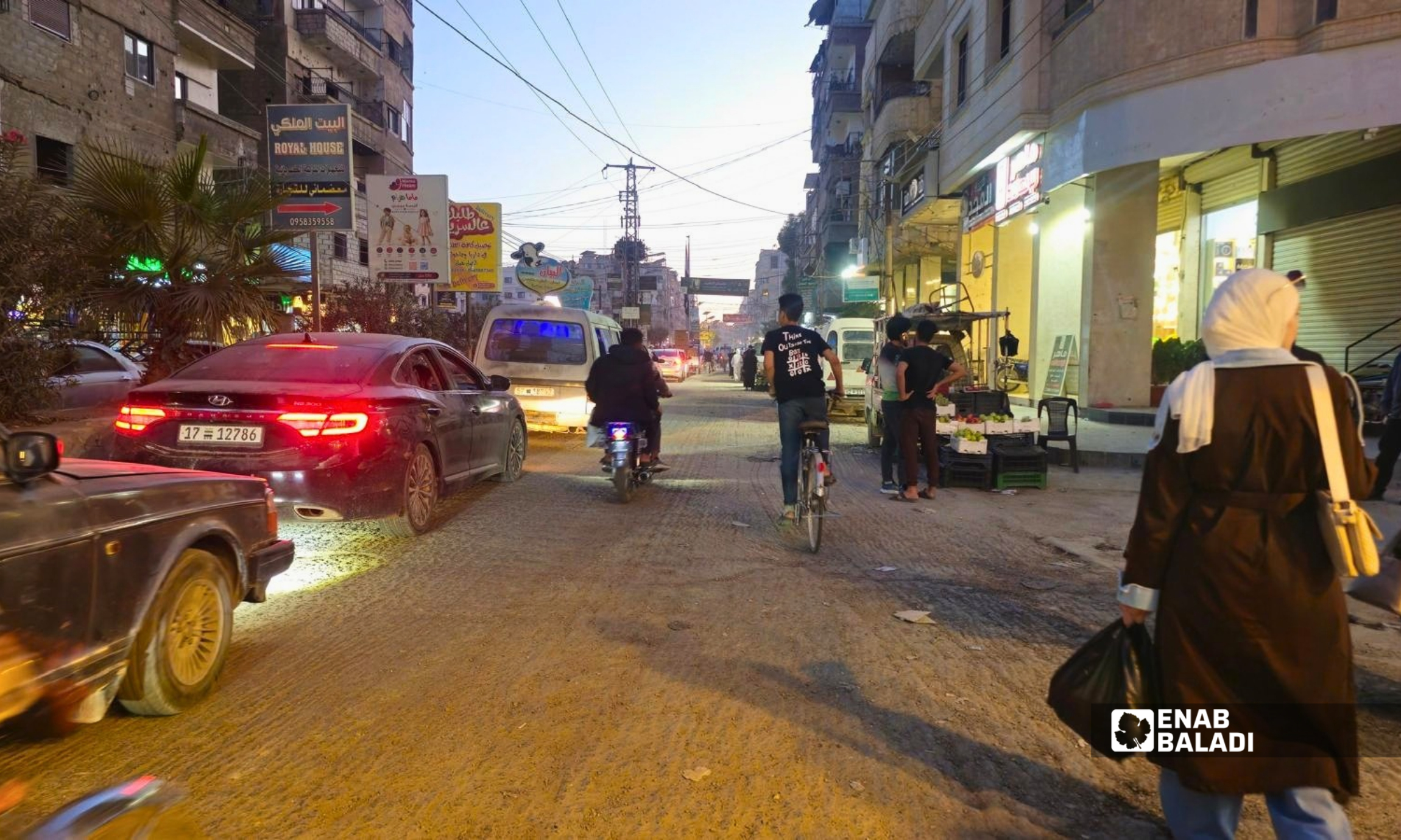 بسطات على جوانب شوارع داريا