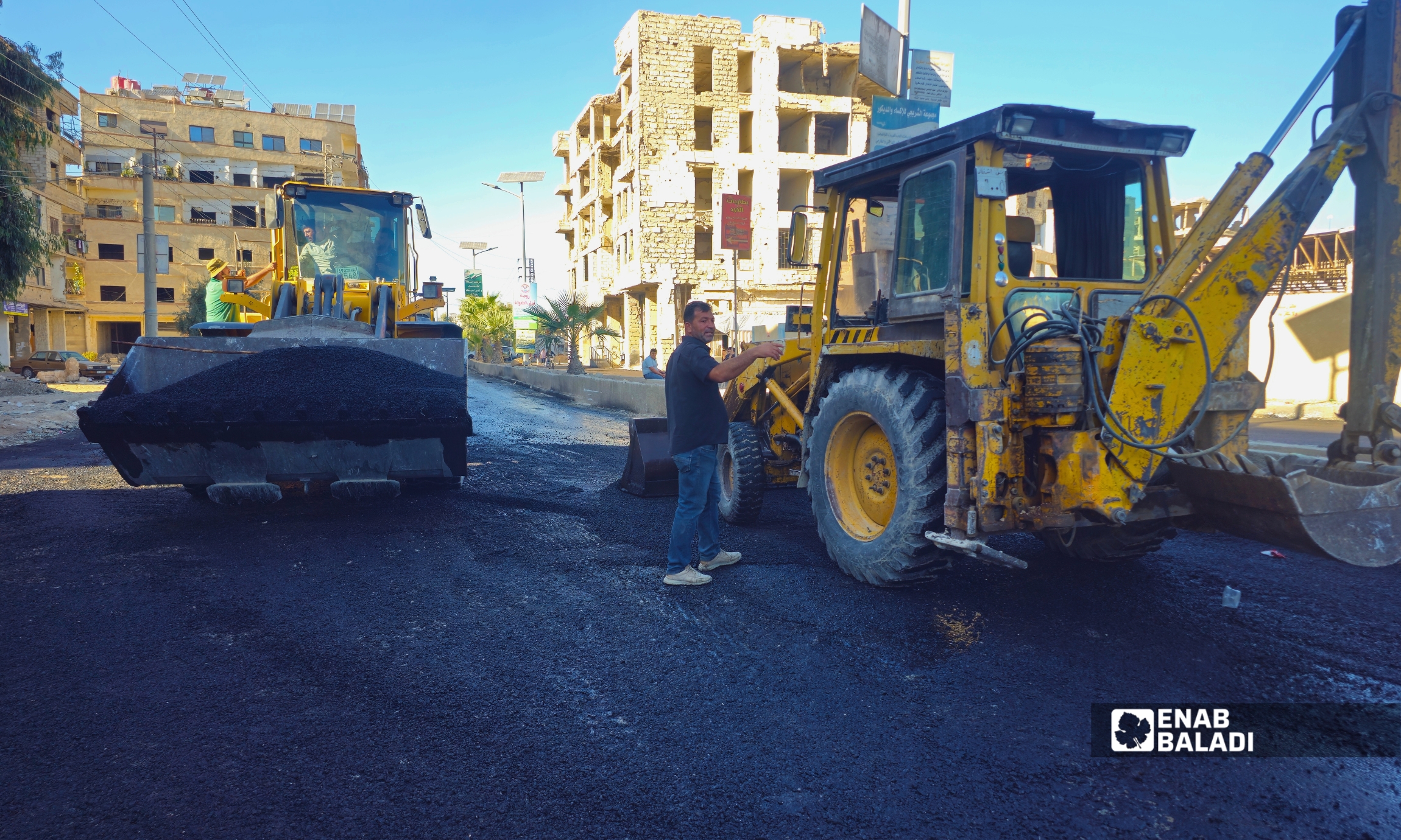 أعمال تزفيت شارع الكورنيش في مدينة داريا 