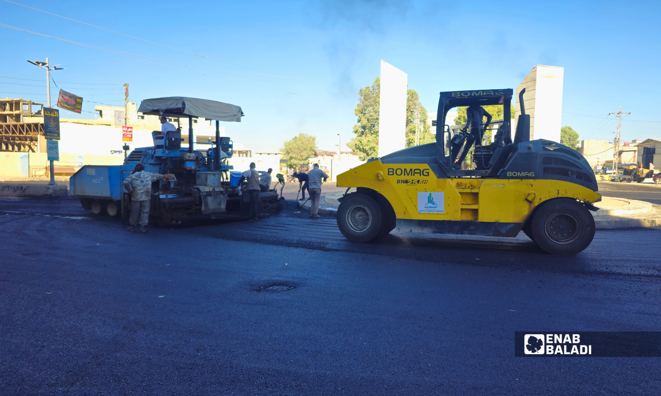 أعمال تزفيت شارع الكورنيش في مدينة داريا 