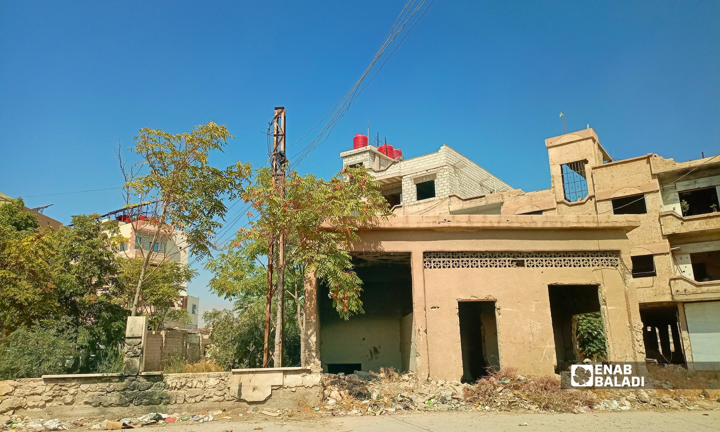 عمود كهرباء خلف مدرسة الحكمة في مدينة داريا 