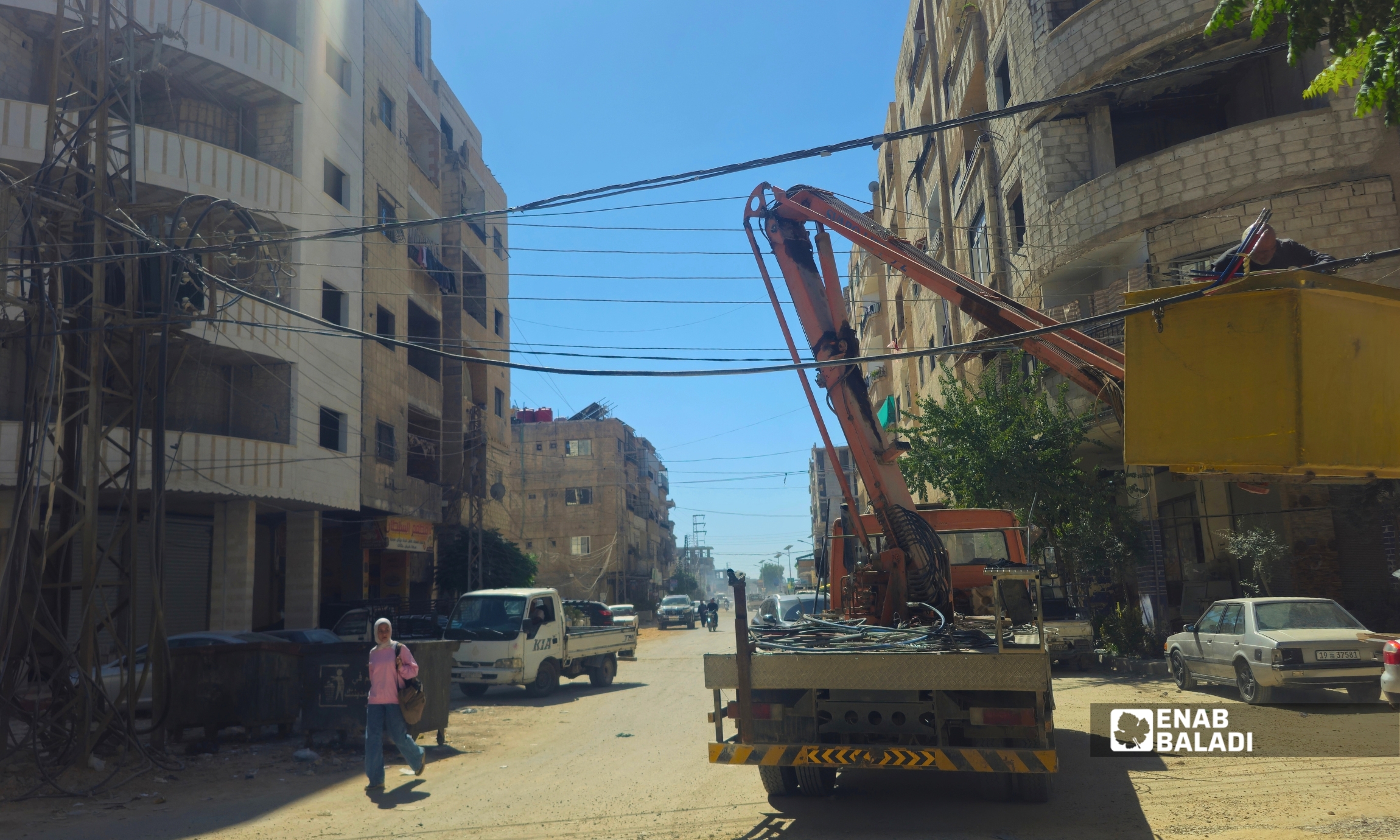 إصلاح كبل كهربائي مقطوع في ساحة شريدي بمدينة داريا