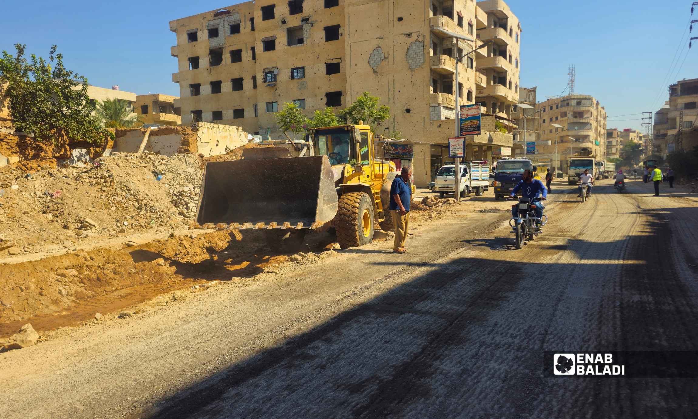 أعمال برش الزفت القديم تمهيدًا لتزفيت الطريق قرب ساحة شريدي في داريا
