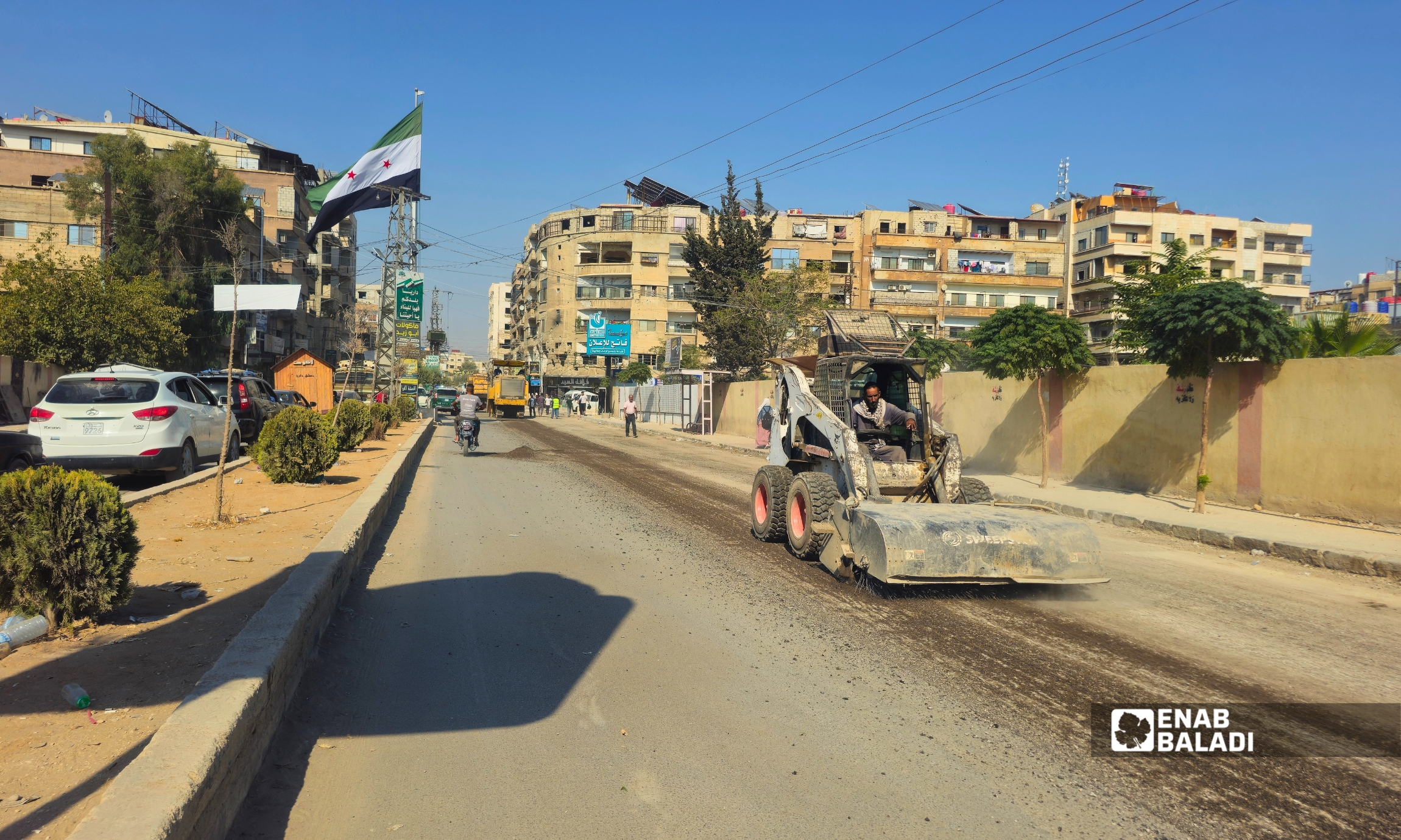 أعمال برش الزفت القديم تمهيدًا لتزفيت الطريق قرب ساحة شريدي في داريا