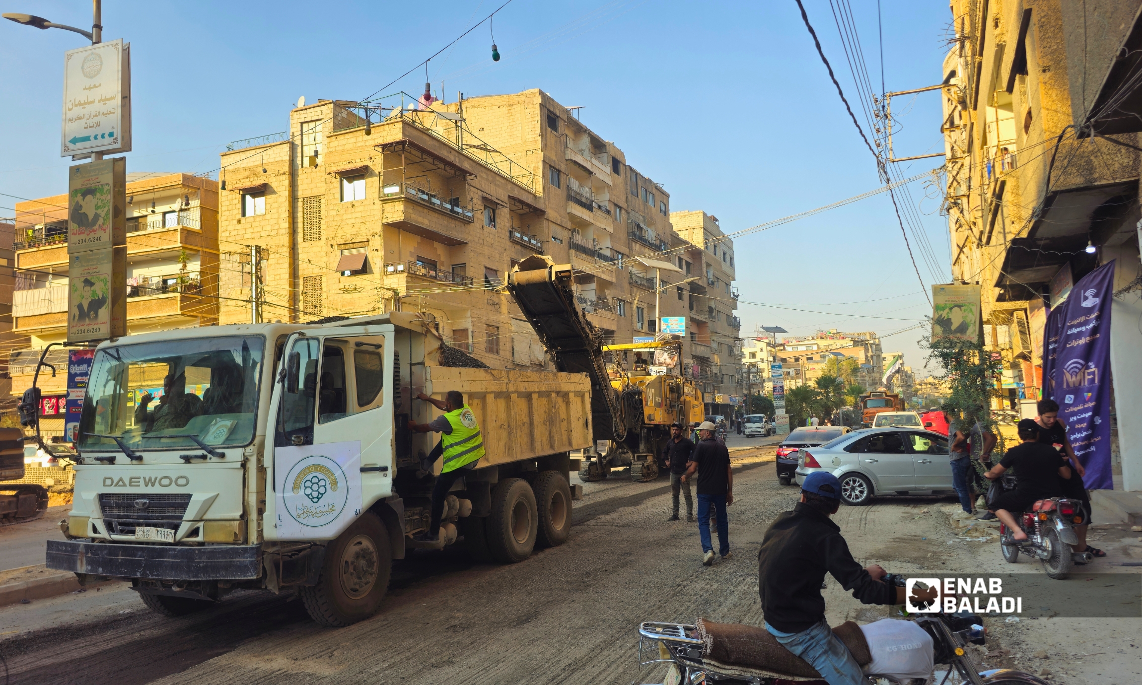 أعمال برش الزفت القديم تمهيدًا لتزفيت الطريق قرب ساحة شريدي في داريا
