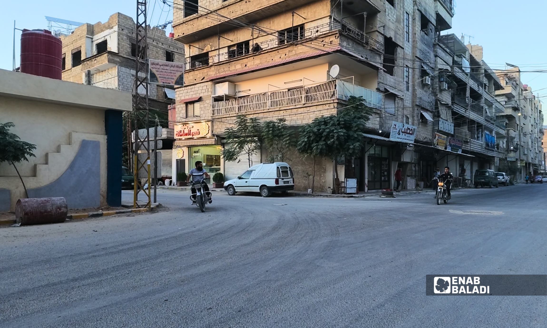 دراجات نارية تسير على كورنيش داريا بعد تزفيته