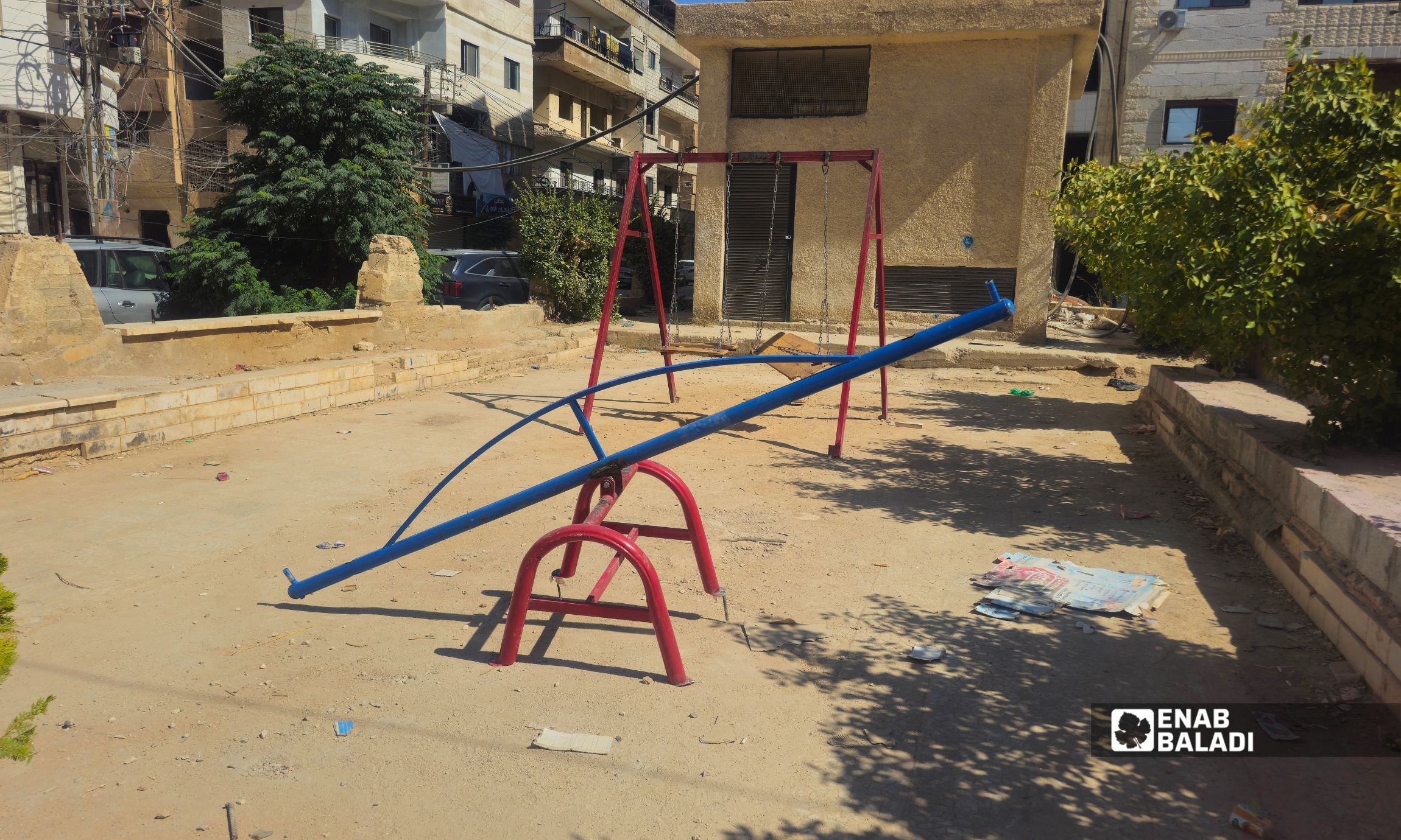تراكم النفايات داخل حديقة المهندسين في حي الشاميات بمدينة داريا