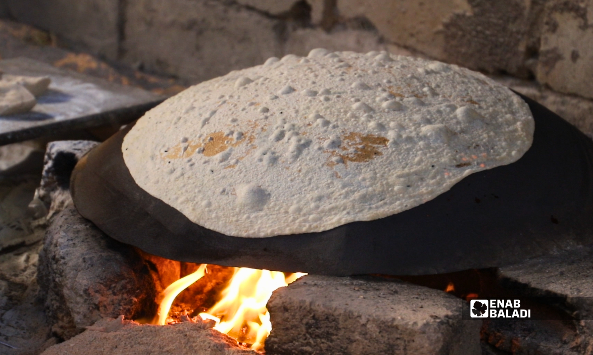 رويدة عبد المجيد النكاش تعد خبز الصاج في داريا