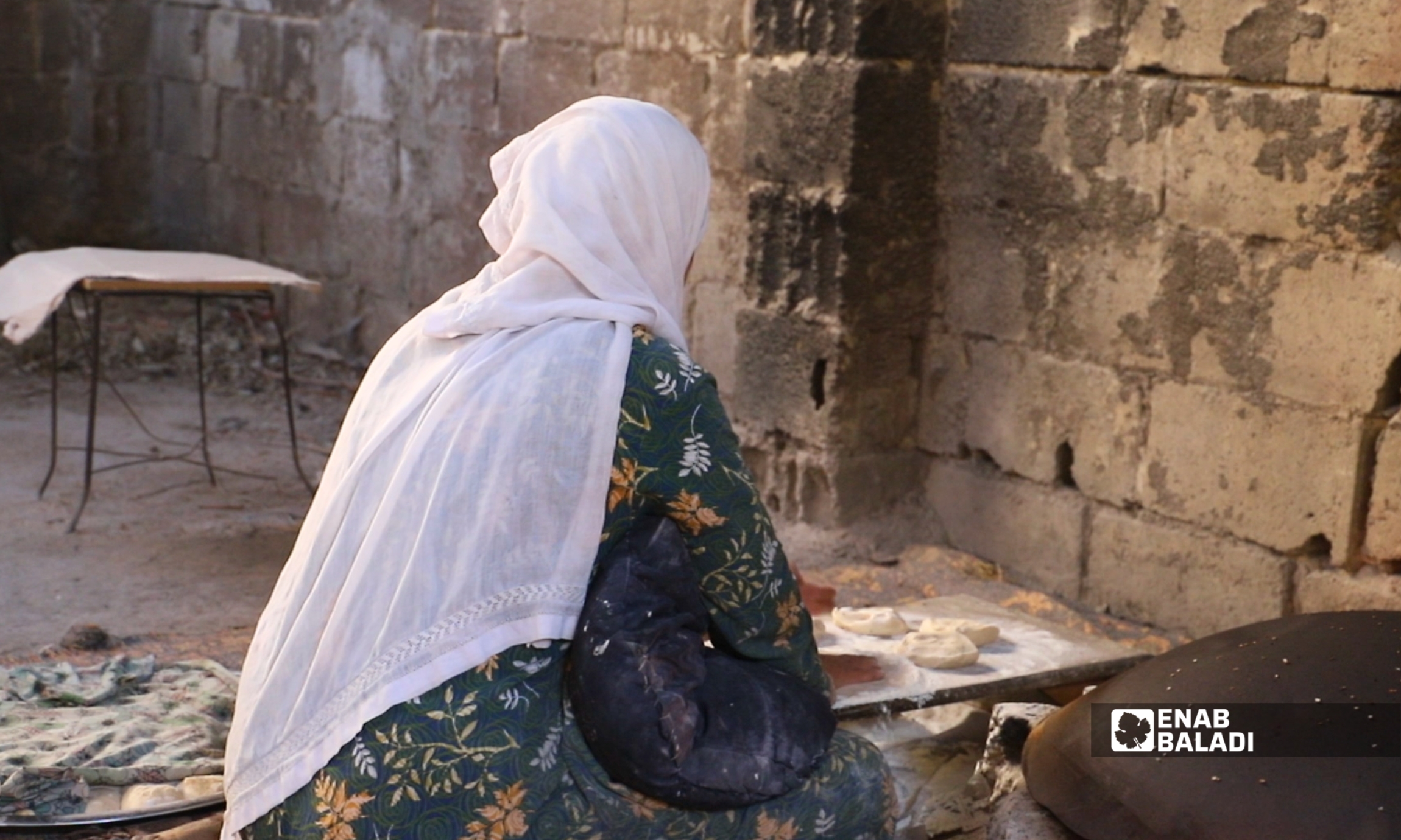 رويدة عبد المجيد النكاش تعد خبز الصاج في داريا