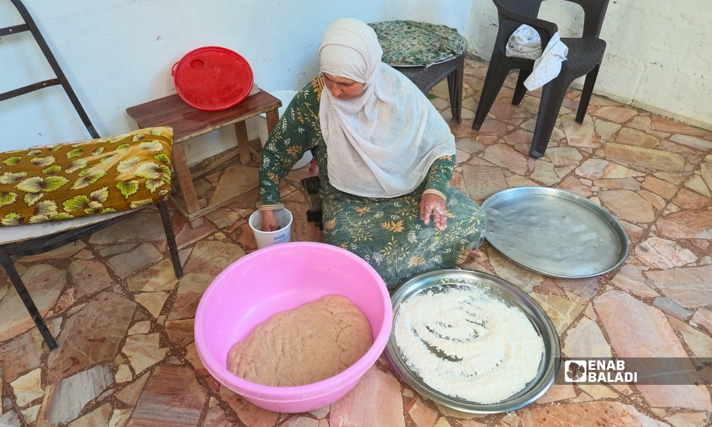 رويدة عبد المجيد النكاش تعد خبز الصاج في داريا
