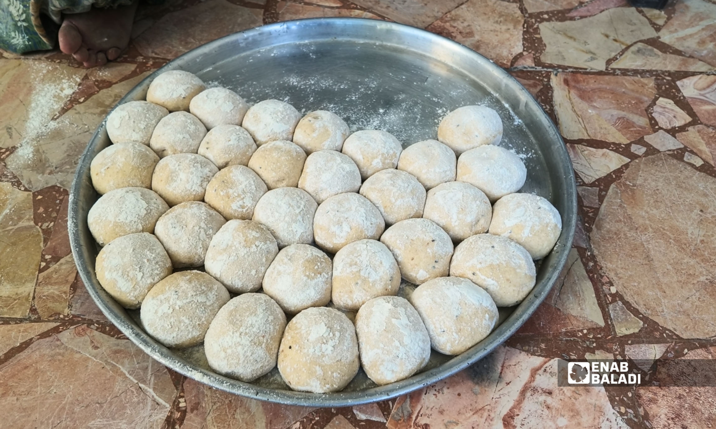 رويدة عبد المجيد النكاش تعد خبز الصاج في داريا