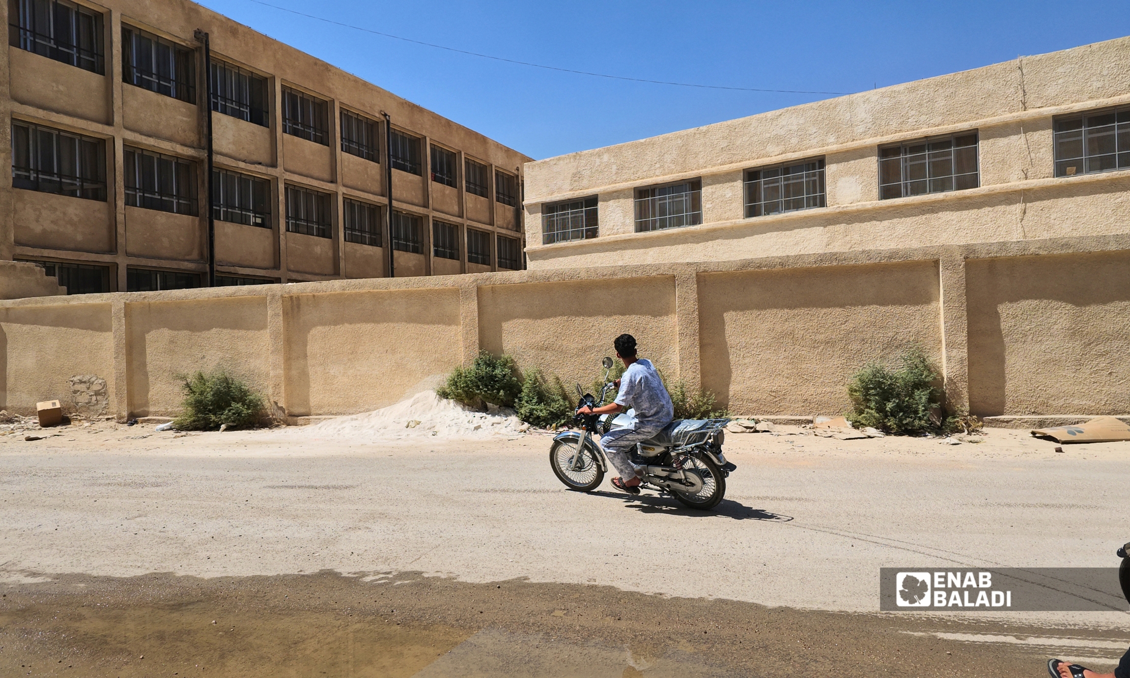 دراجات نارية تمر أمام مدرسة الحكمة الأولى للبنات وقت انصراف الطالبات في داريا