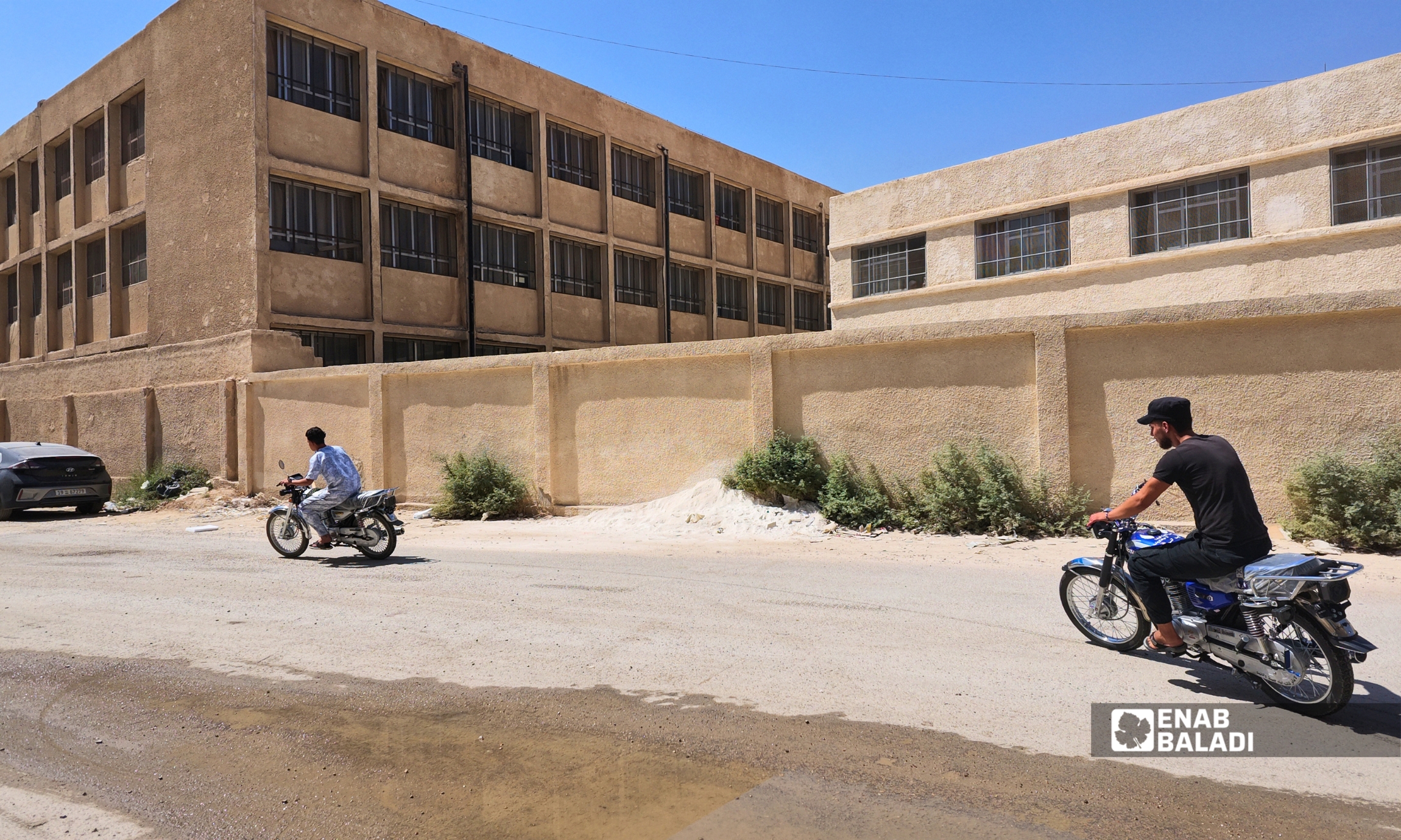 دراجات نارية تمر أمام مدرسة الحكمة الأولى للبنات وقت انصراف الطالبات في داريا