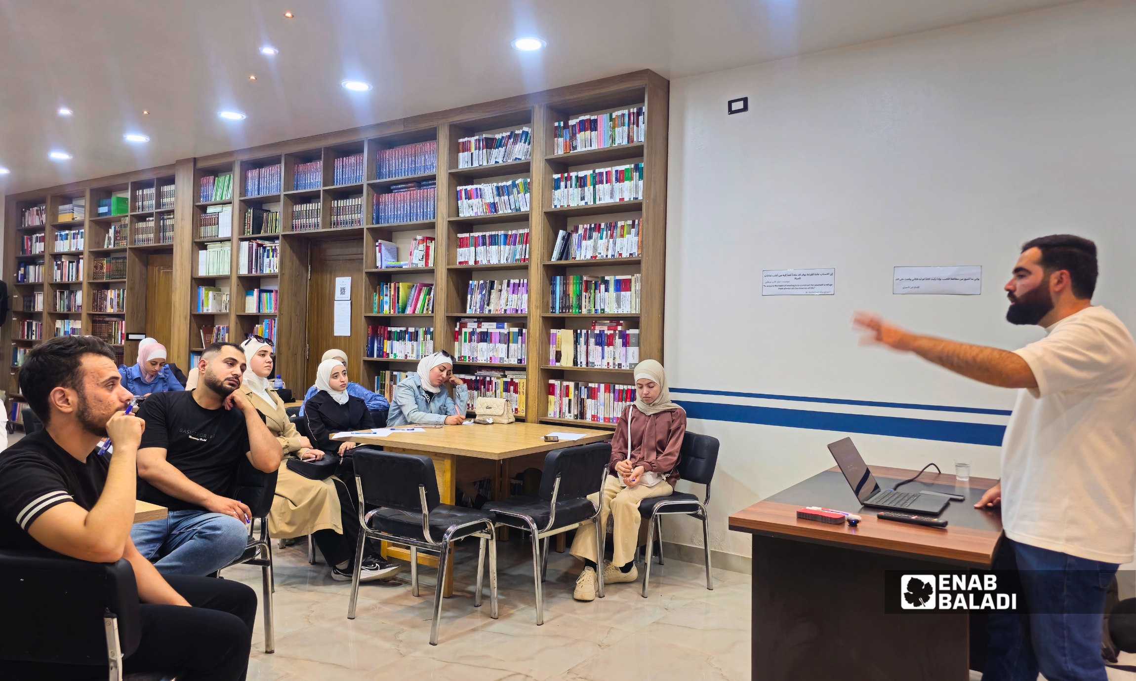 متدربون خلال الجلسة الأولى من دورة البرمجة المجانية في داريا