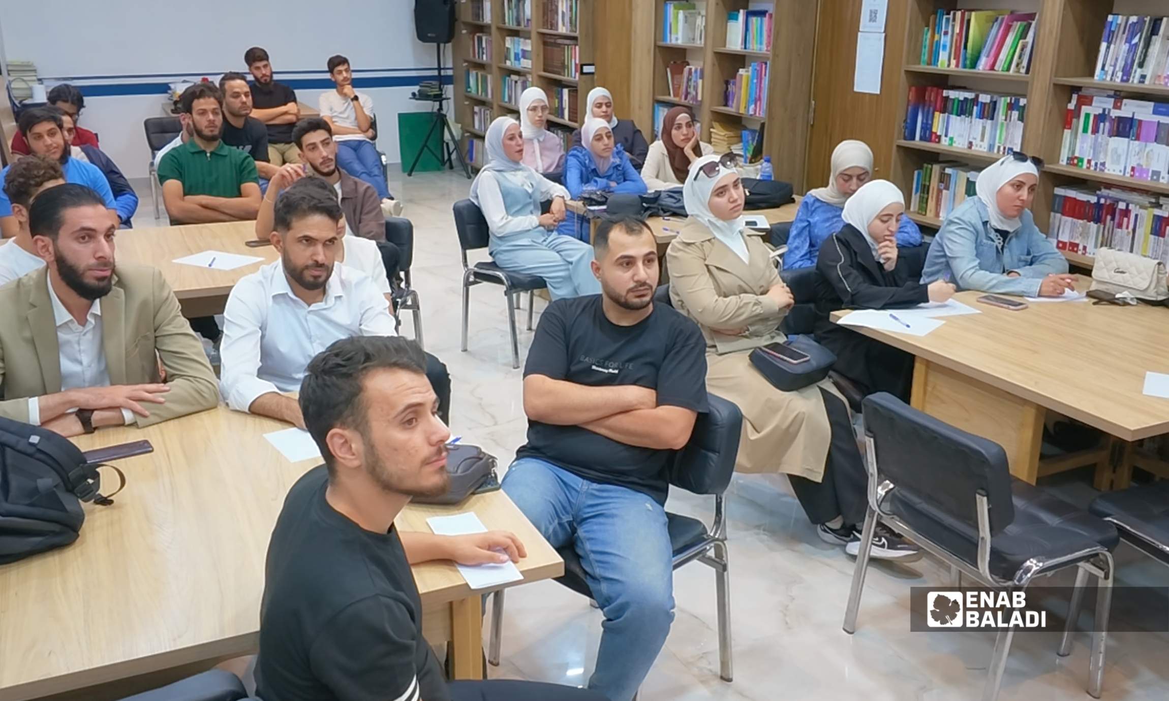 متدربون خلال الجلسة الأولى من دورة البرمجة المجانية في داريا