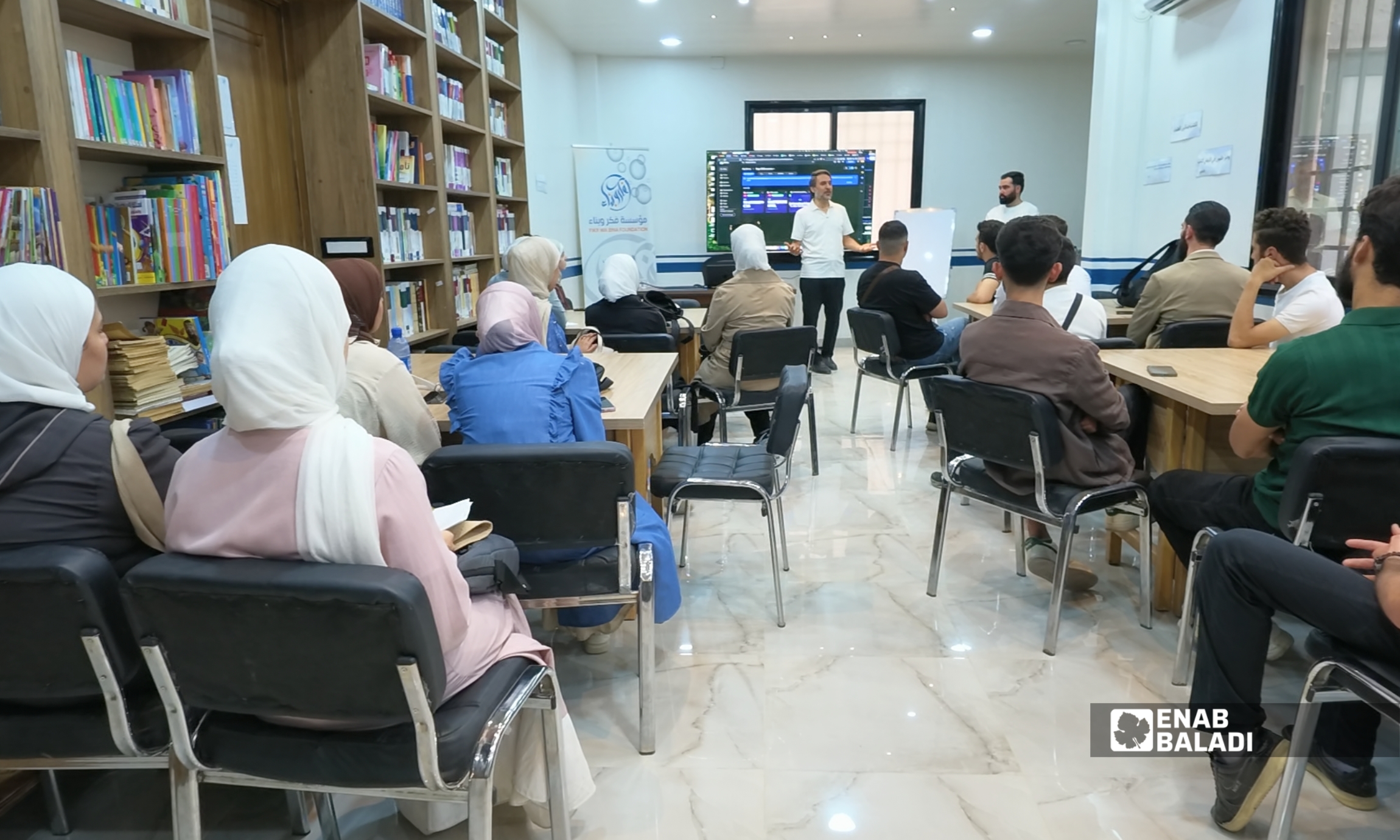 متدربون خلال الجلسة الأولى من دورة البرمجة المجانية في داريا