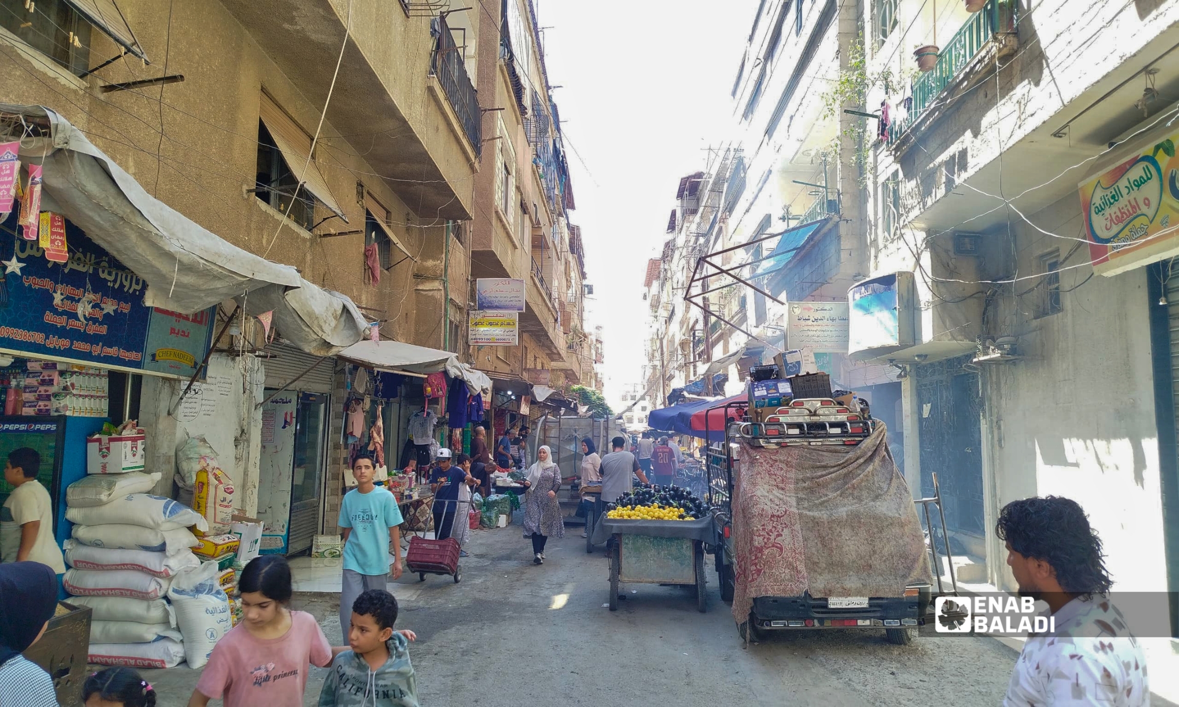 حركة المتسوقين بين محال وبسطات «سوق الديارنة» في جديدة عرطوز