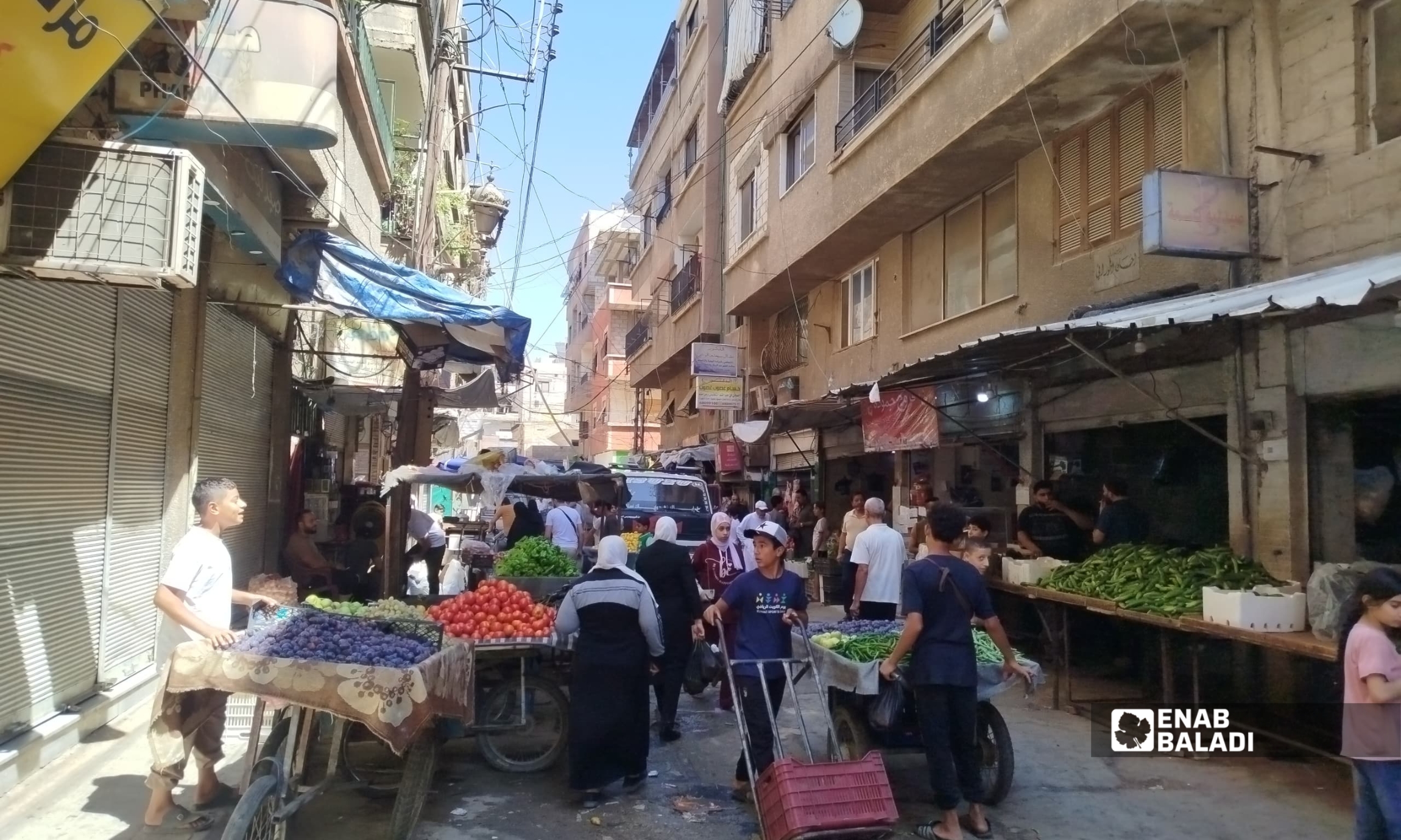 حركة المتسوقين بين محال وبسطات «سوق الديارنة» في جديدة عرطوز