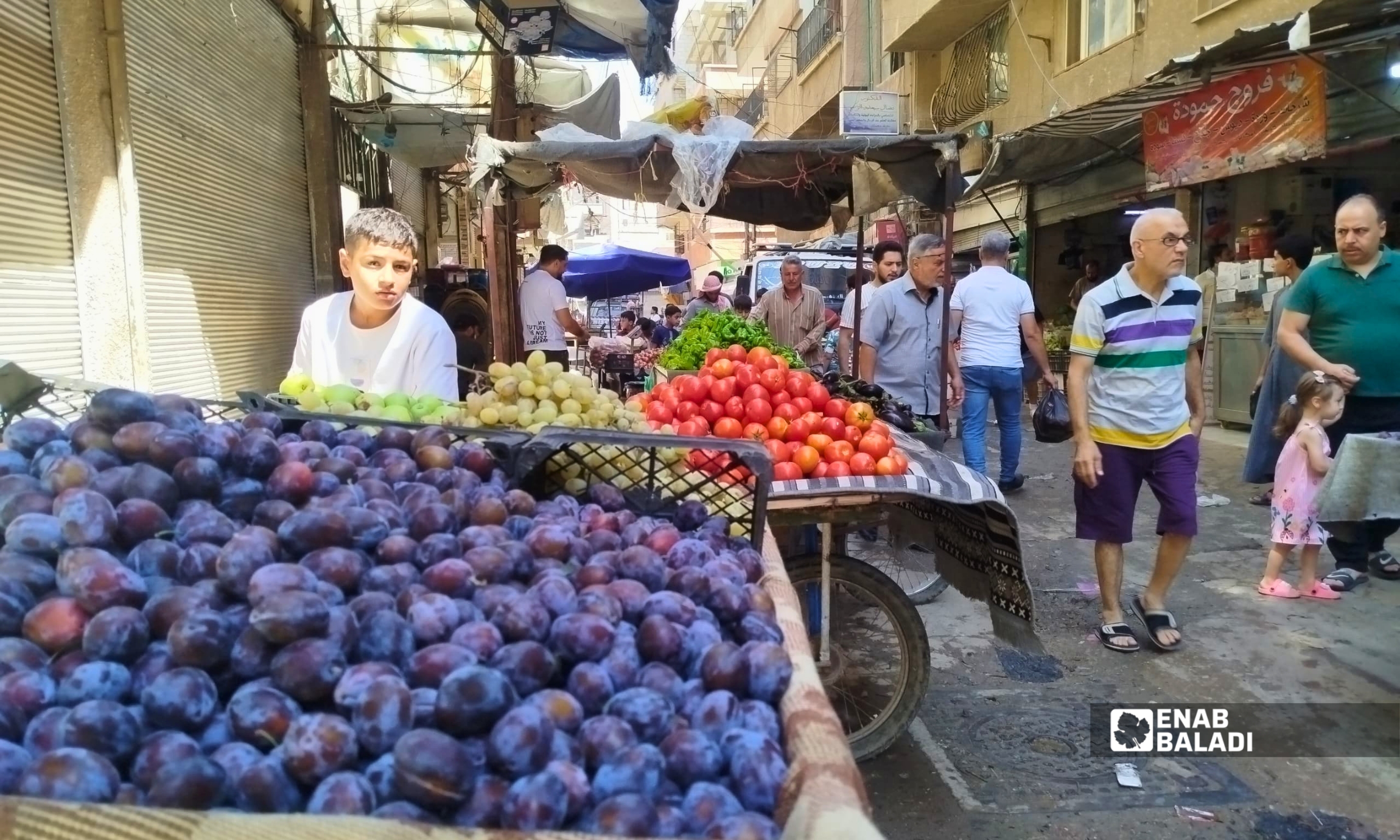 حركة المتسوقين بين محال وبسطات «سوق الديارنة» في جديدة عرطوز
