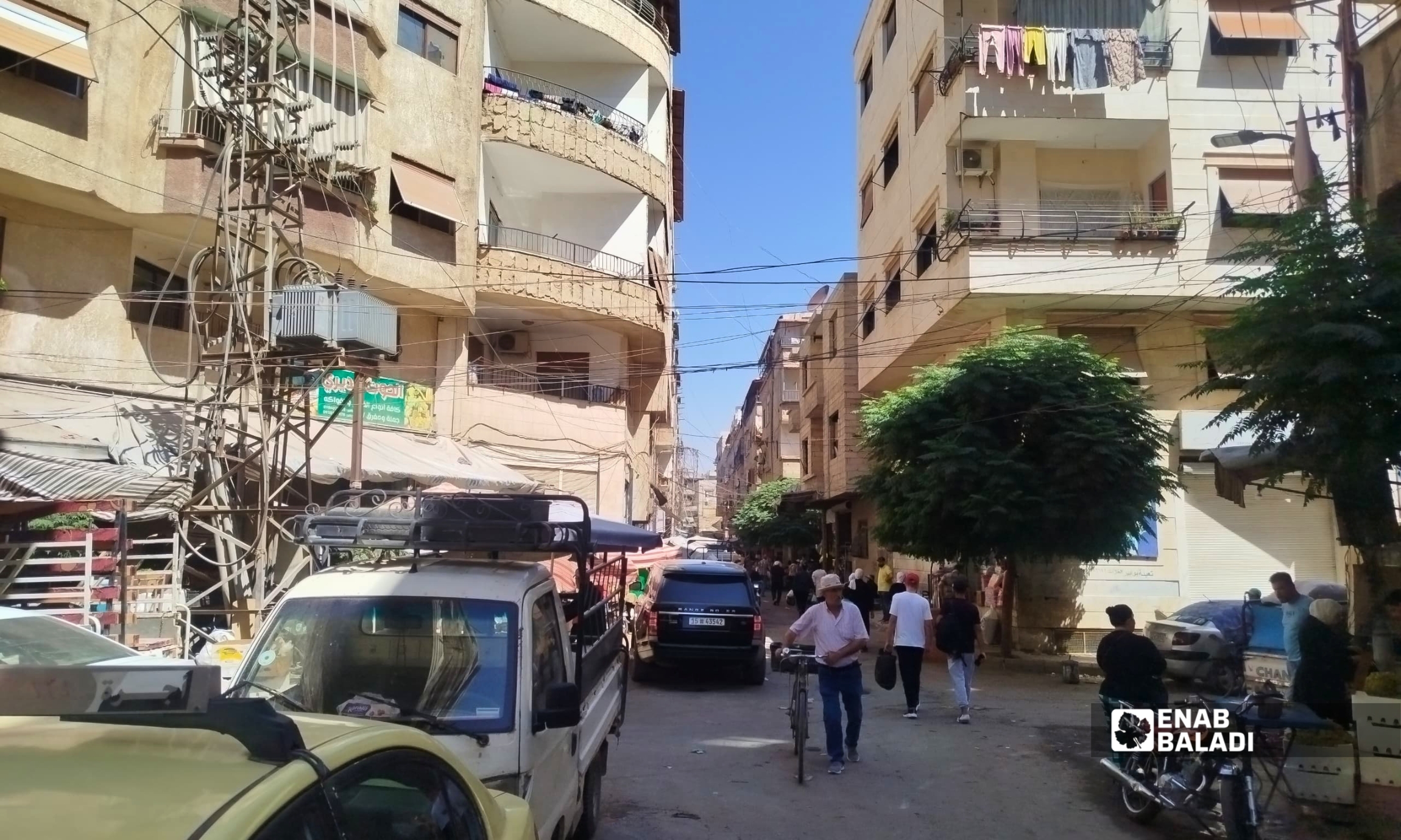 حركة المتسوقين بين محال وبسطات «سوق الديارنة» في جديدة عرطوز